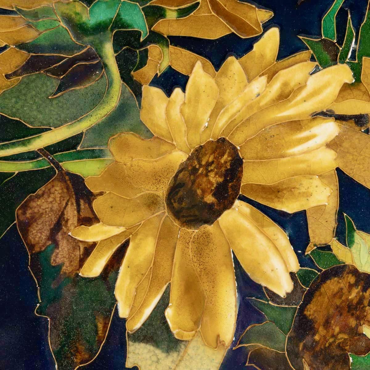 “Sunflowers “A 19th Century Aesthetic Movement Charger circa 1860 att. Lachenal In Good Condition In Saint-Ouen, FR