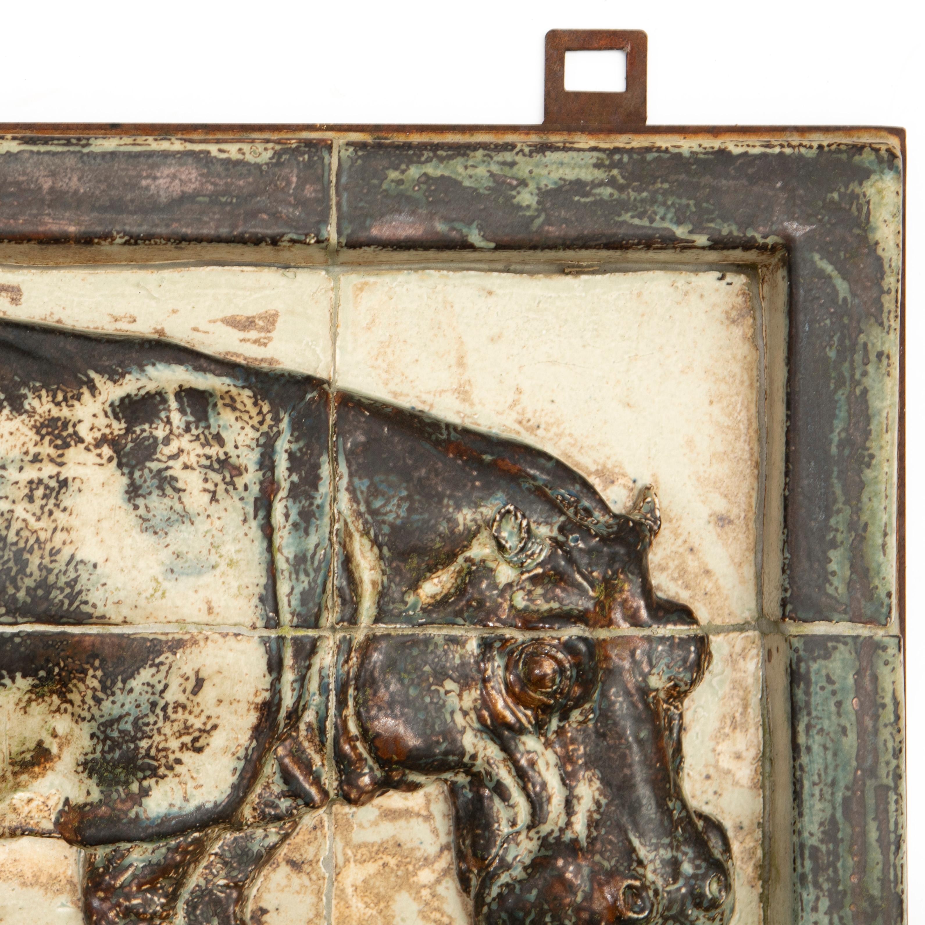 Sung, glasiertes Wandrelief des Hippo von Jeanne Grut (Keramik) im Angebot