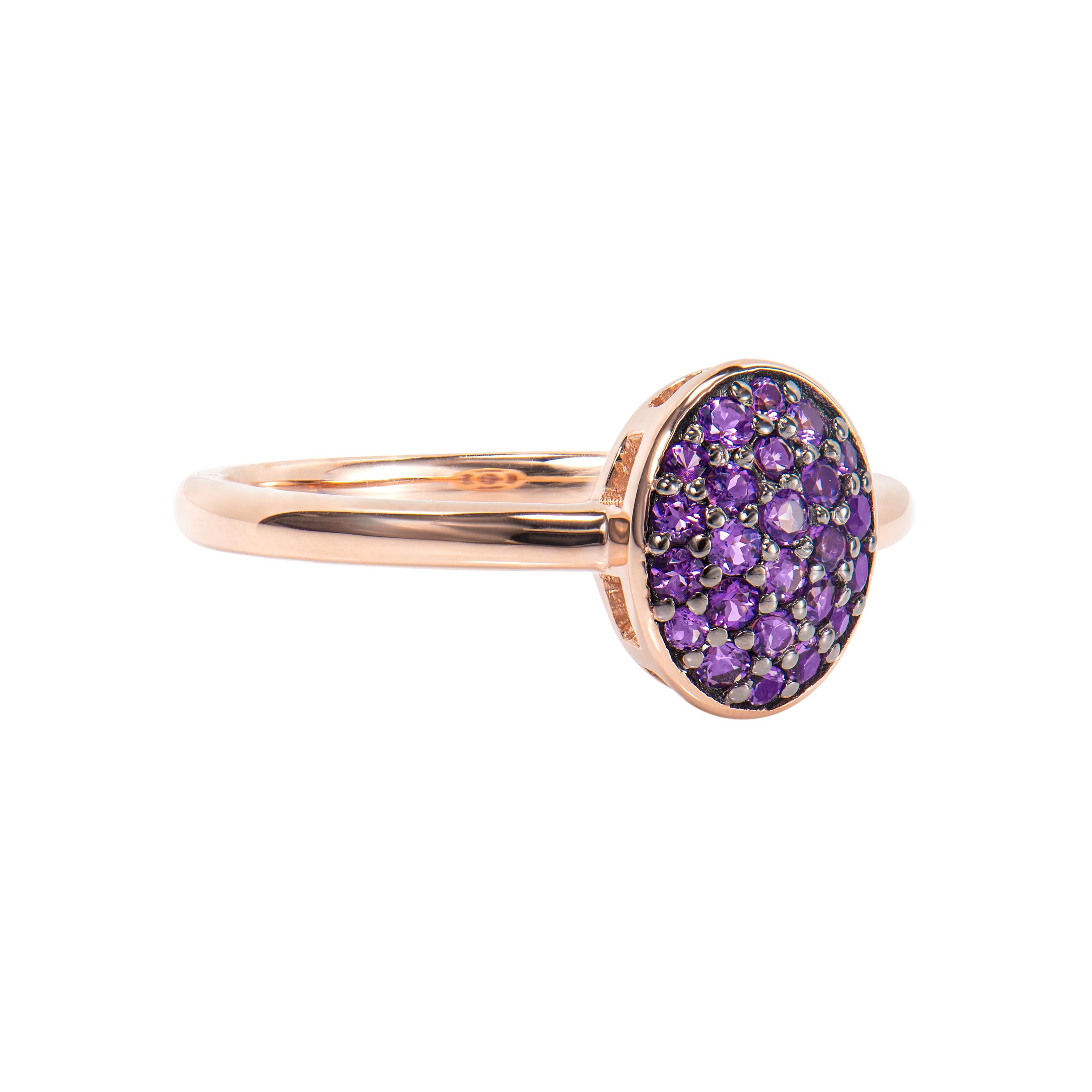 Presentato Una straordinaria varietà di gemme di ametista per coloro che rispettano la qualità e desiderano indossarle in ogni occasione o ogni giorno. L'anello fantasia con ametista in oro rosa.

Anello con ametista in oro rosa 14 carati