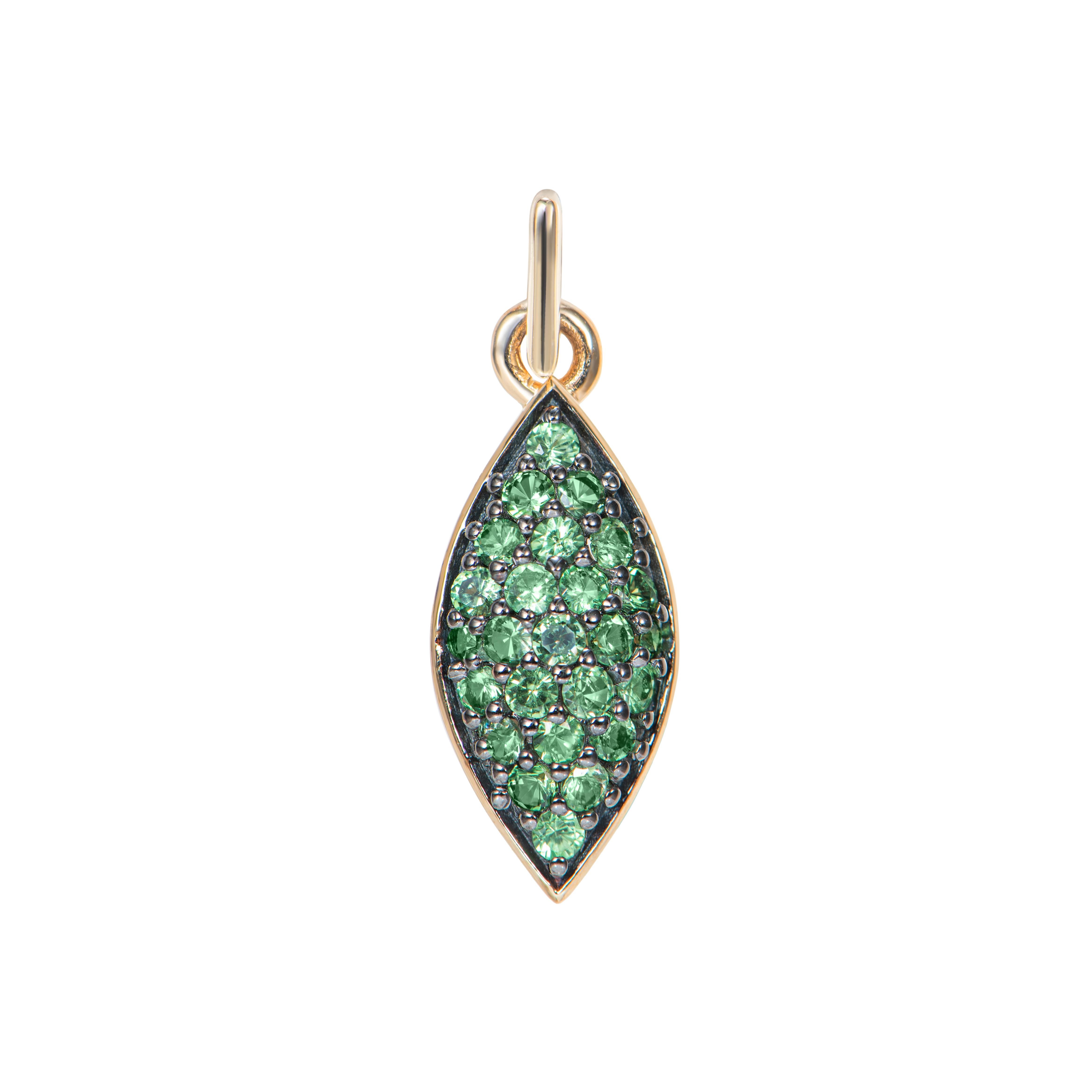 Voici un pendentif élégant et simple en tsavorite, serti dans un léger dégradé de couleurs pour accentuer la beauté des pierres précieuses. Ce pendentif est léger et agréable à porter, parfait pour toutes les occasions. 

Pendentif design/One en or