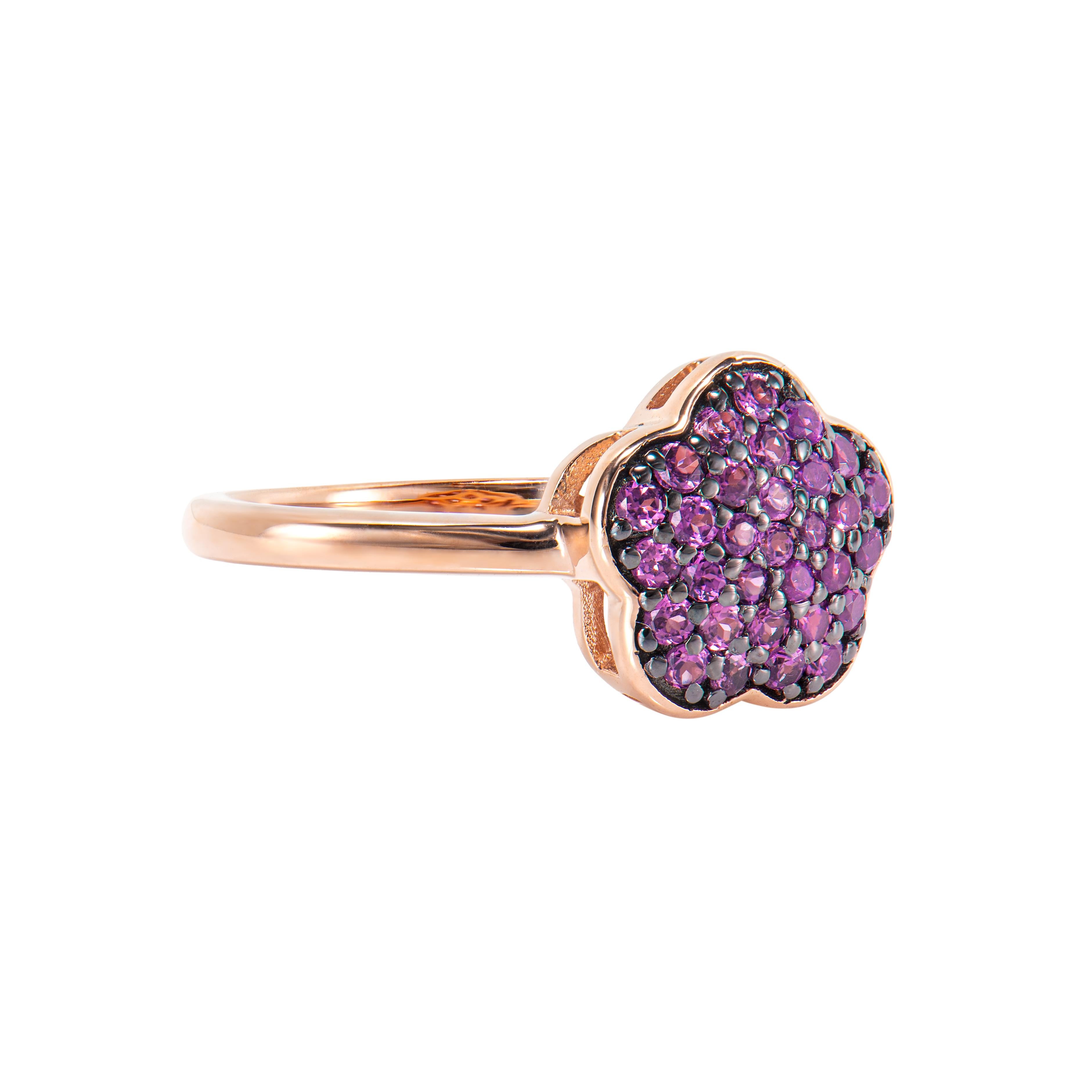 Sunita Nahata präsentiert eine  Rhodolith-Fancy-Ring, der Anmut und Eleganz ausstrahlt. Dieser wunderschöne Ring aus 14-karätigem Roségold verbindet klassische Eleganz mit modernem Stil und ist damit perfekt für jeden besonderen Anlass.

Rhodolith
