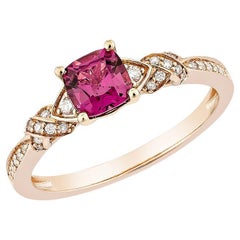 Sunita Nahata Rodolite 0.70ct. Anello fantasia in 14KRG con diamante bianco.