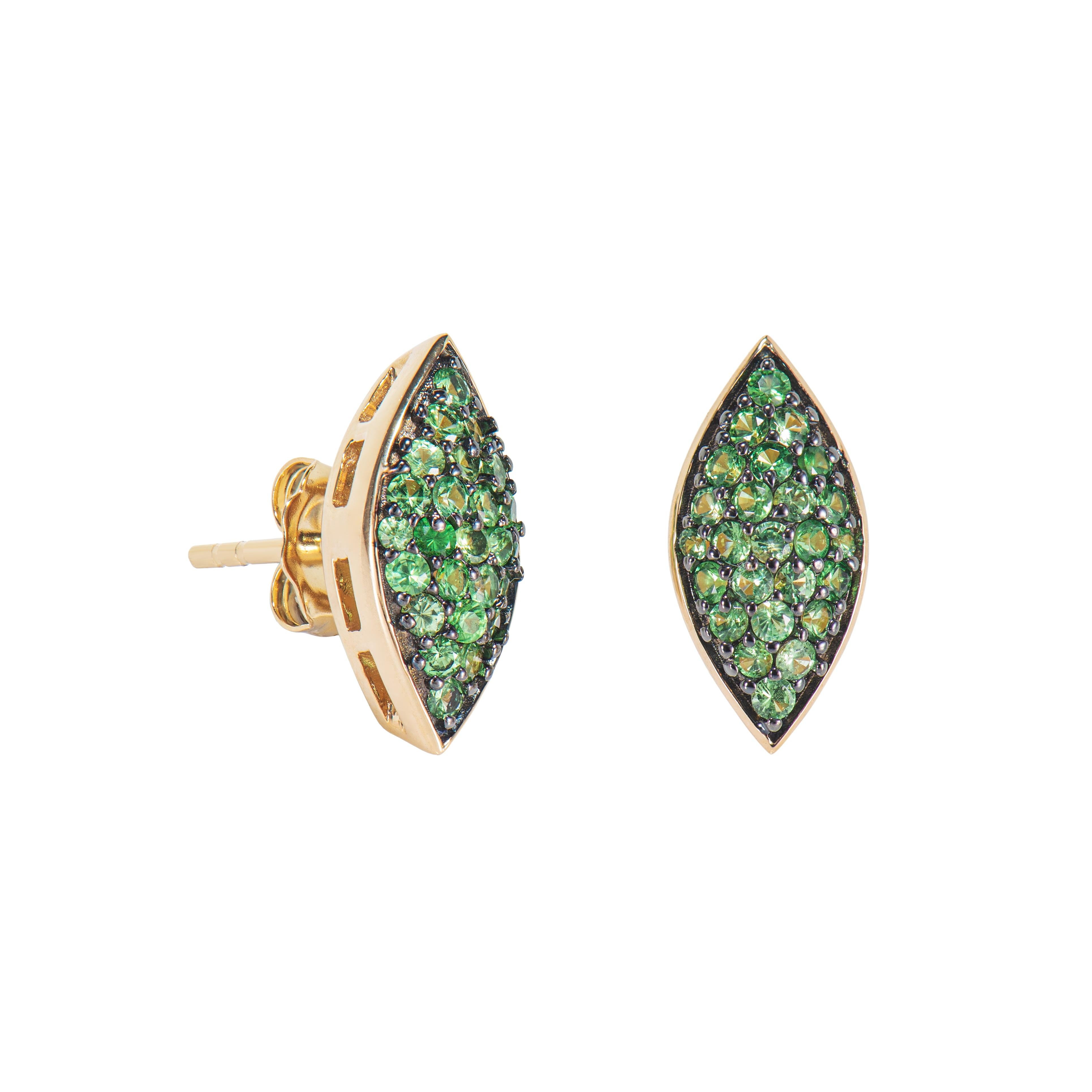 Si tratta di un orecchino di tsavorite elegante e semplice, incastonato con una leggera sfumatura di colore per accentuare la bellezza delle gemme. Questi orecchini sono leggeri e divertenti da indossare, perfetti per ogni occasione. 

Orecchini di