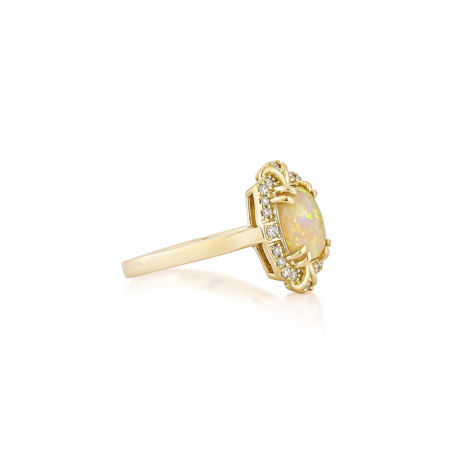 Sunita Nahata präsentiert einen atemberaubenden Ring aus einem äthiopischen Opal-Cabochon, der mit weißen Diamanten verziert ist. Dieser Edelstein, der für seine historische Bedeutung bekannt ist, soll Glück, Schutz und göttliche Hoffnung bringen.