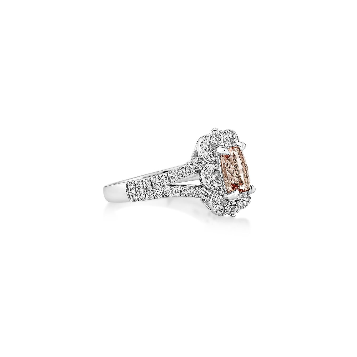 Diese Kollektion umfasst eine Reihe von rosafarbenen Morganiten, die als Symbol für Liebe und Beziehungen gelten und sich daher hervorragend für eine Vielzahl von Anwendungen eignen. Der mit einem weißen Diamanten besetzte Ring ist aus Weißgold