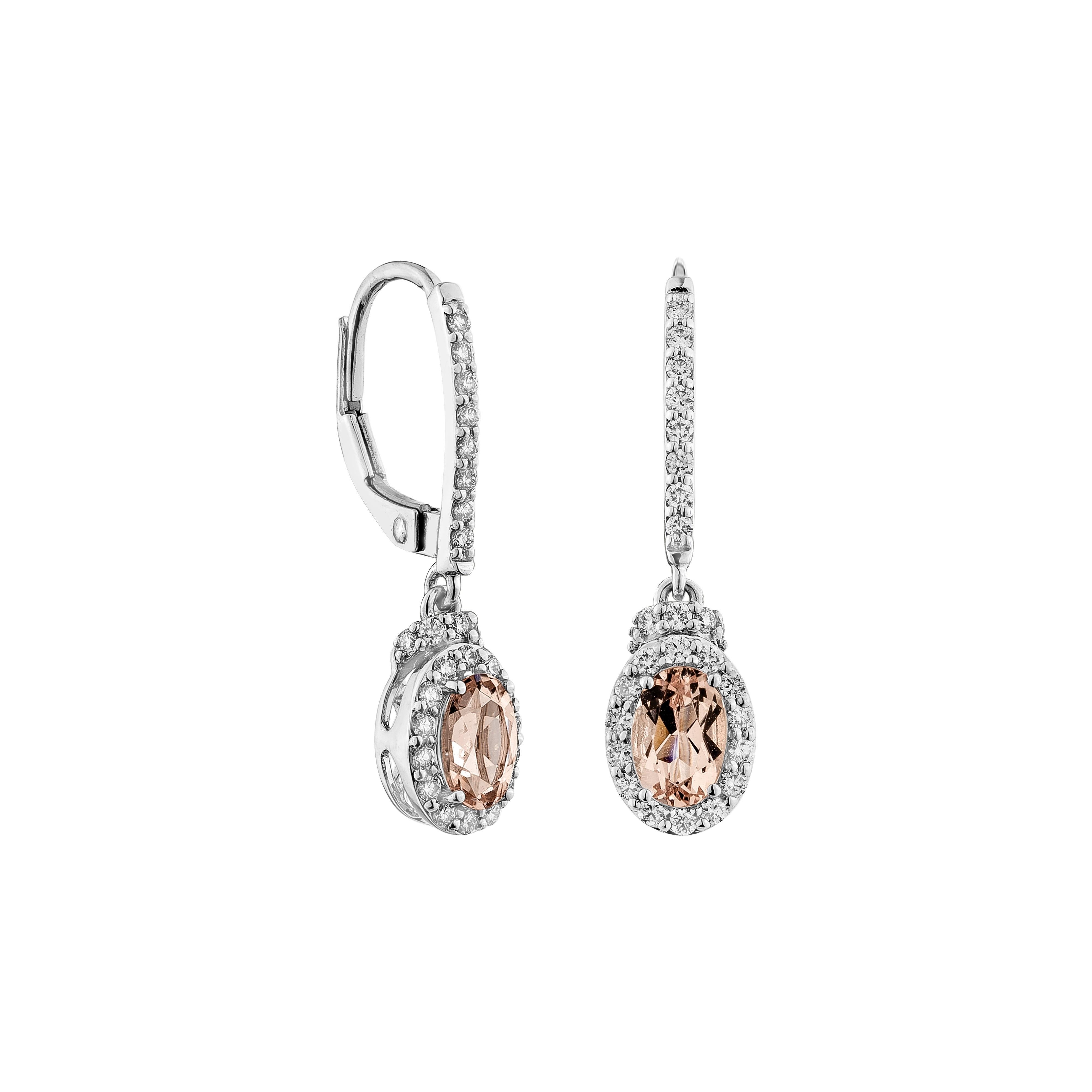 Questa collezione comprende una serie di Morganite rosa, simbolo dell'amore e delle relazioni, che la rende una scelta eccellente per una varietà di applicazioni. Accentuato da diamanti bianchi, questo orecchino è realizzato in oro bianco e presenta
