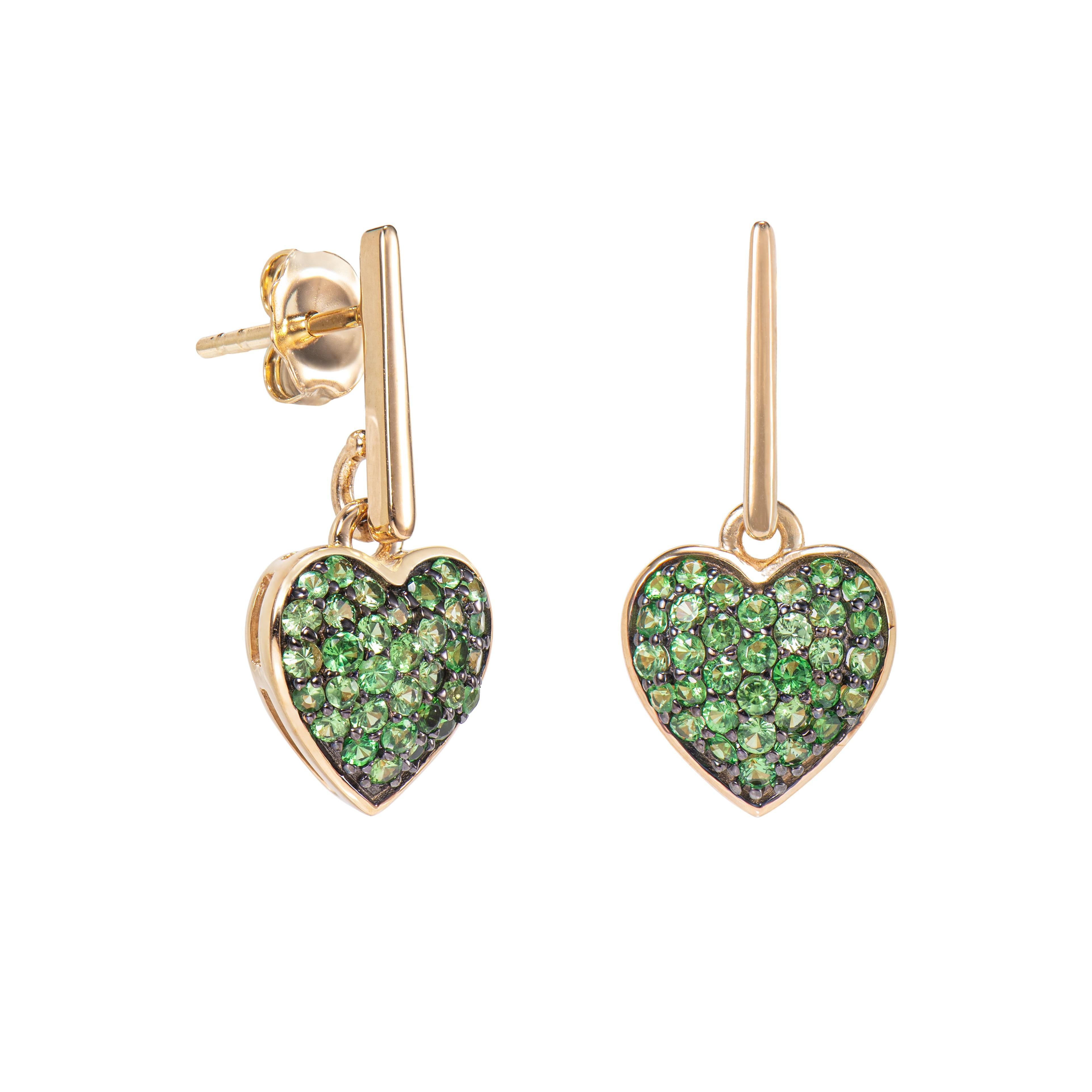 Si tratta di un orecchino di tsavorite elegante e semplice, incastonato con una leggera sfumatura di colore per accentuare la bellezza delle gemme. Questi orecchini a goccia sono leggeri e divertenti da indossare, perfetti per ogni occasione.