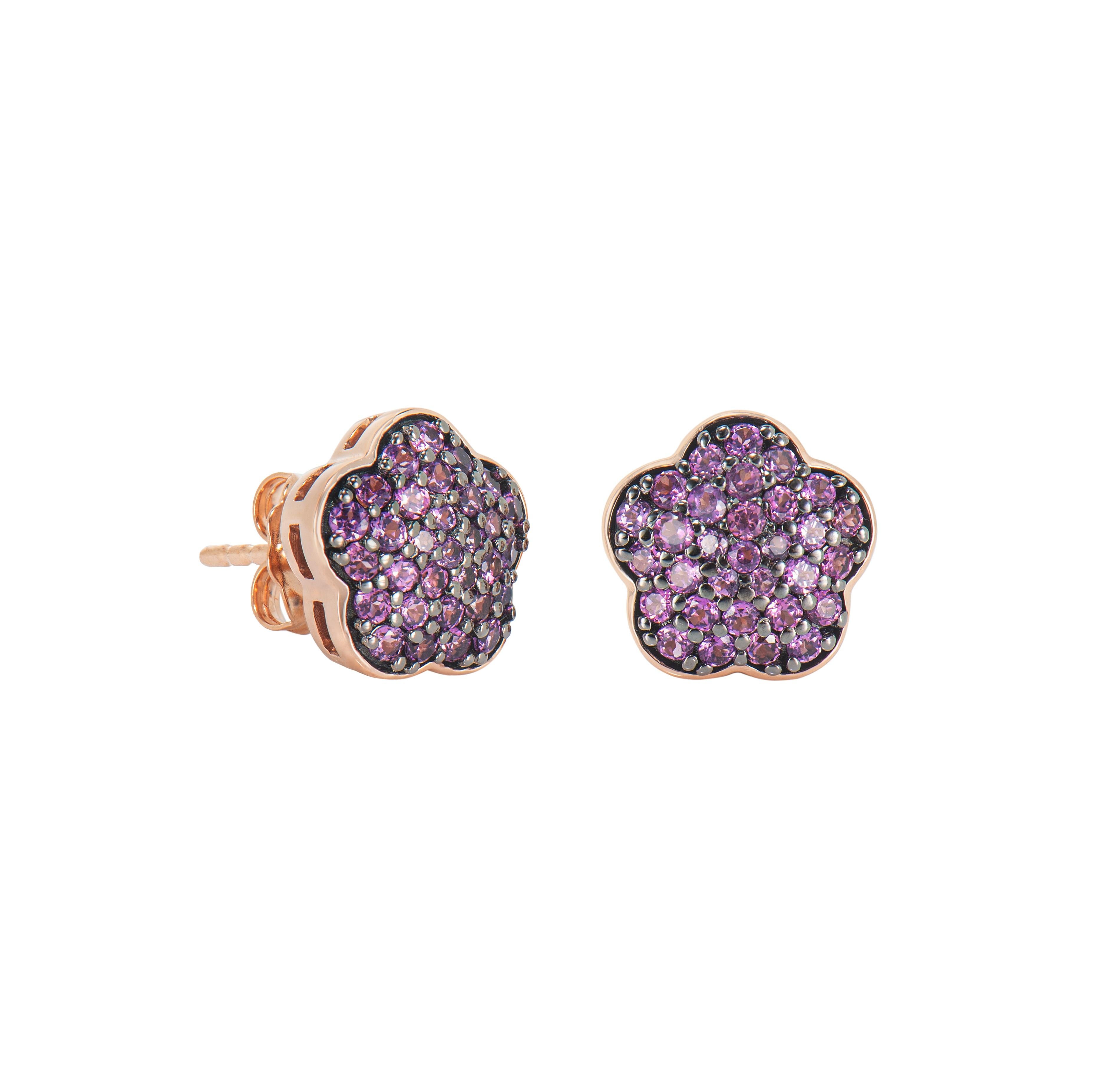 Sunita Nahata mette in mostra una  Una coppia di orecchini di rodolite che emana grazia ed eleganza. Questa splendida coppia di orecchini in oro rosa 14 carati unisce l'eleganza classica allo stile contemporaneo, rendendola perfetta per ogni