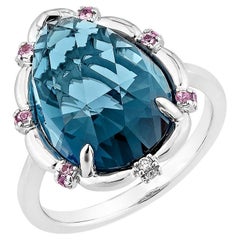 Sunita Nahata London Blauer Topas 10.22 Karat. Ring aus 18KWG mit weißem Diamant.