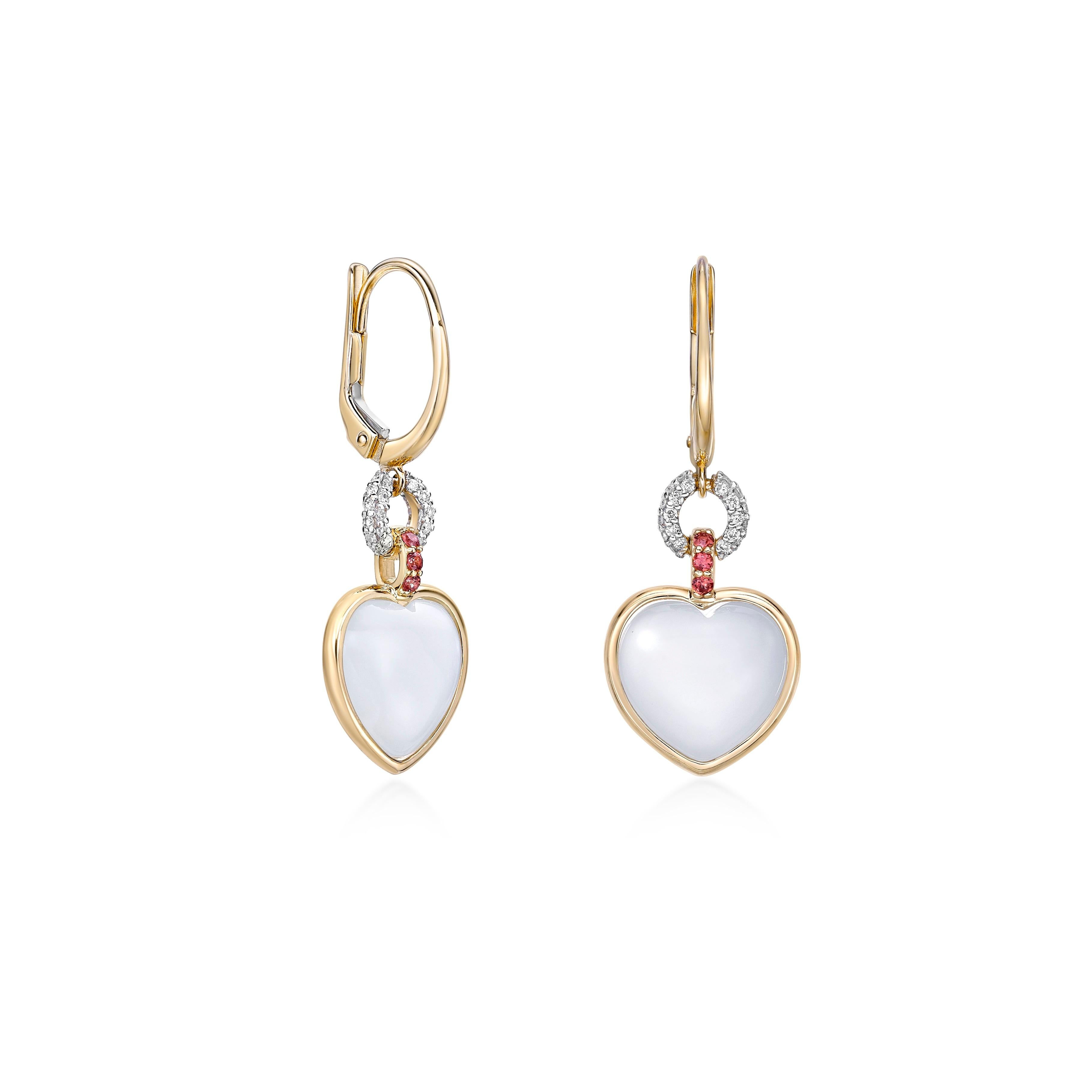 Questi incantevoli orecchini presentano cabochon di pietra di luna bianca a forma di cuore, incastonati in caldo oro giallo 18 carati. Un delicato anello di diamanti scintillanti e vibranti zaffiri arancioni aggiunge un tocco romantico, elevando il
