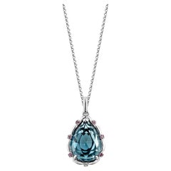 Sunita Nahata  Topazio blu 10,33ct. Ciondolo in 18KWG con zaffiro e diamante.