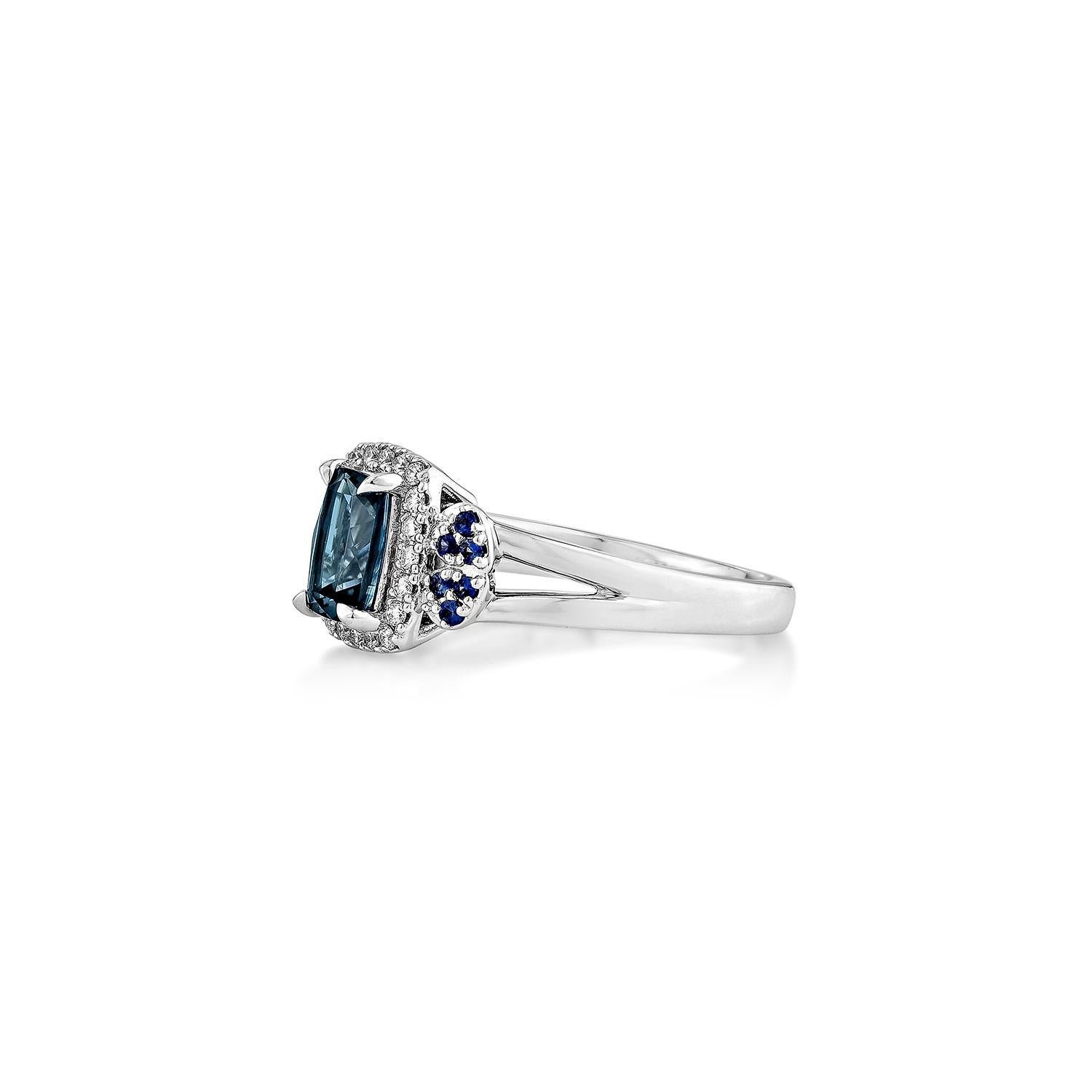 Sunita Nahata Blauer Topas 1,04 Karat. Fancy Ring in 14KWG mit Saphir und Diamant. (Kissenschliff) im Angebot