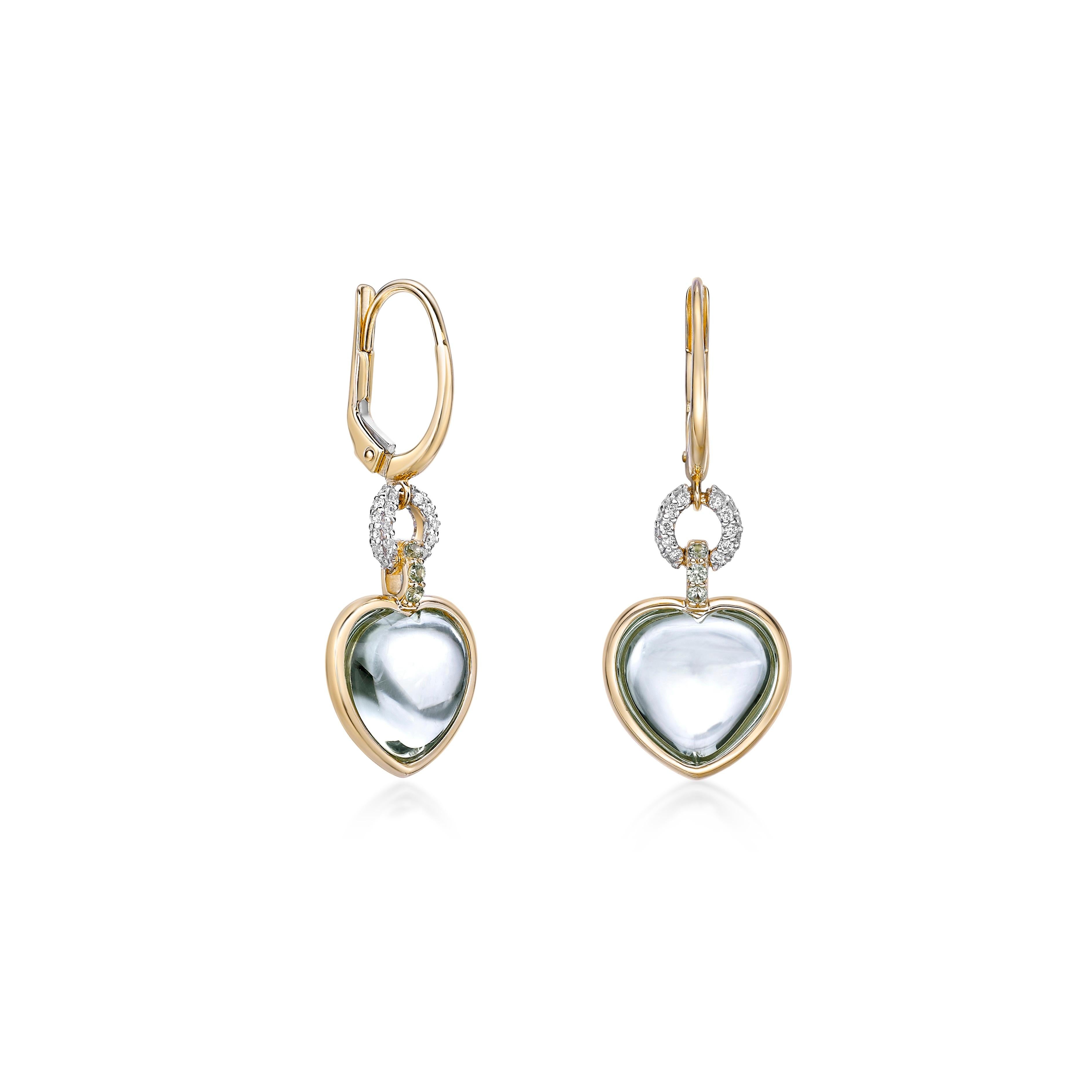 Questi incantevoli orecchini presentano cabochon di quarzo menta a forma di cuore, incastonati in caldo oro giallo 18 carati. Un delicato anello di diamanti scintillanti e vibranti zaffiri verdi aggiunge un tocco romantico, elevando il loro fascino.