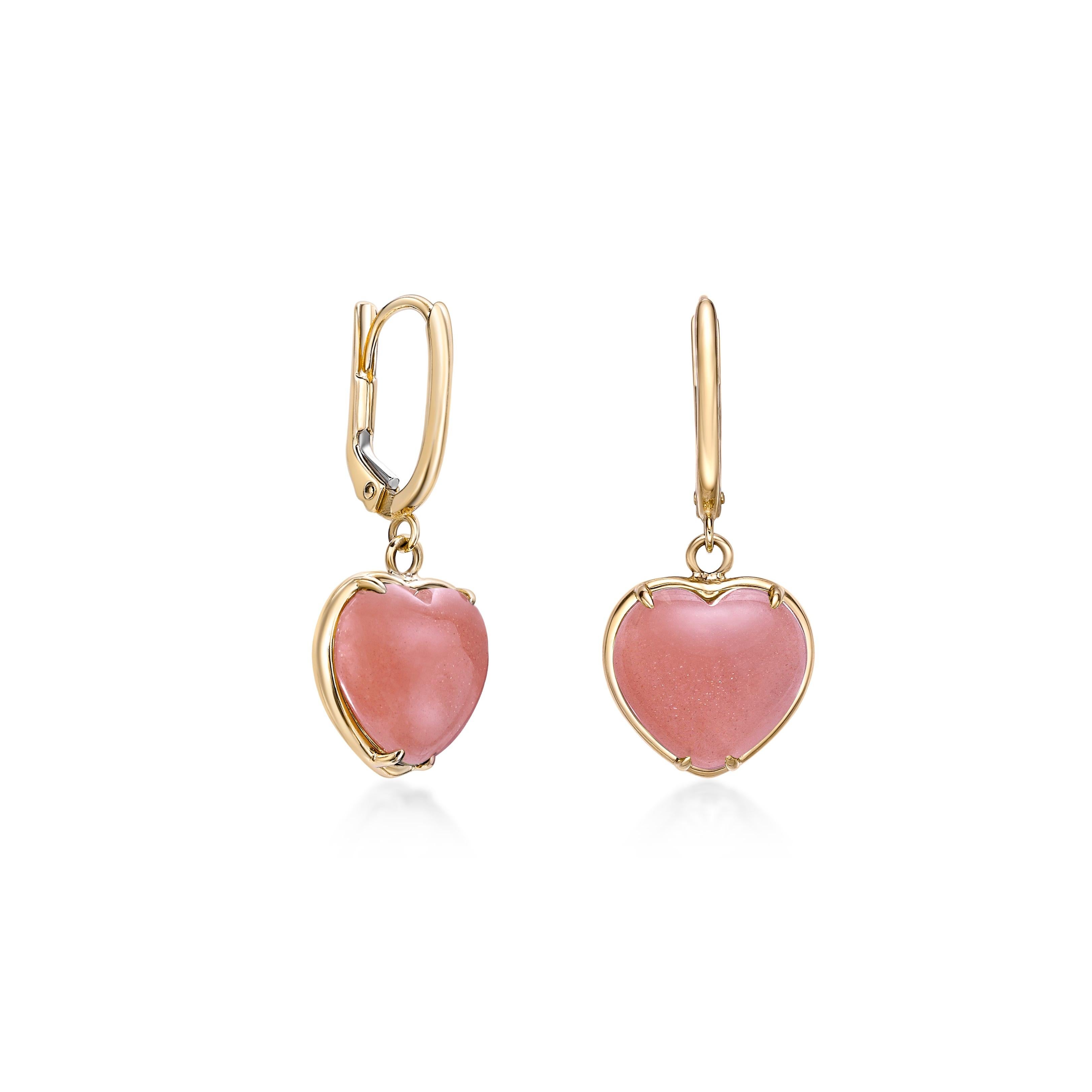 Élégantes et romantiques, ces boucles d'oreilles en or jaune 18 carats ornées de pierres de lune cabochon en forme de cœur présentent un éclat chaud de couleur pêche. Serties de délicates pinces en or et suspendues à des fermetures à levier