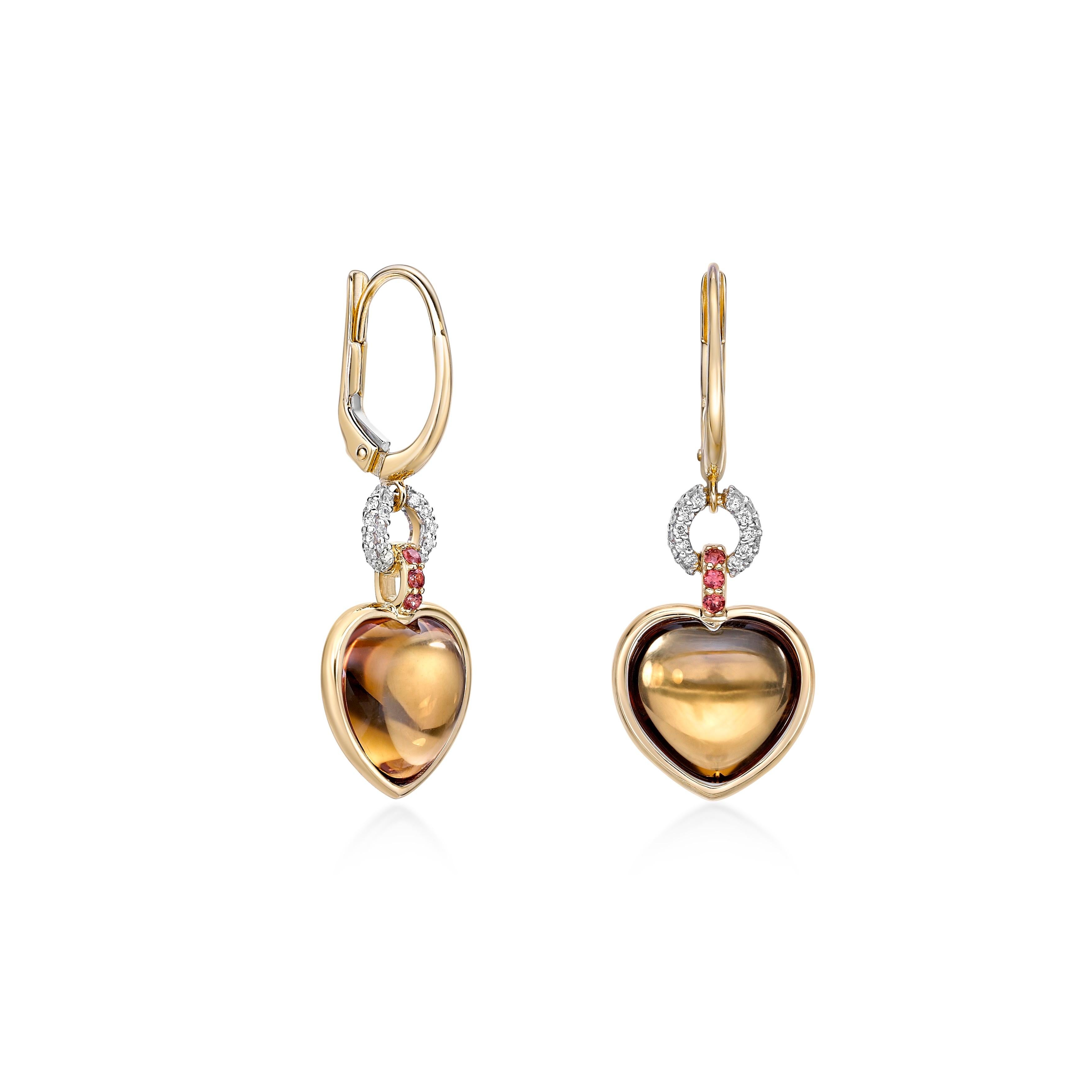 Estos encantadores pendientes llevan cabujones de cuarzo miel en forma de corazón, engastados en cálido oro amarillo de 18 quilates. Un delicado lazo de brillantes diamantes y vibrantes zafiros naranjas añade un toque romántico, elevando su encanto.