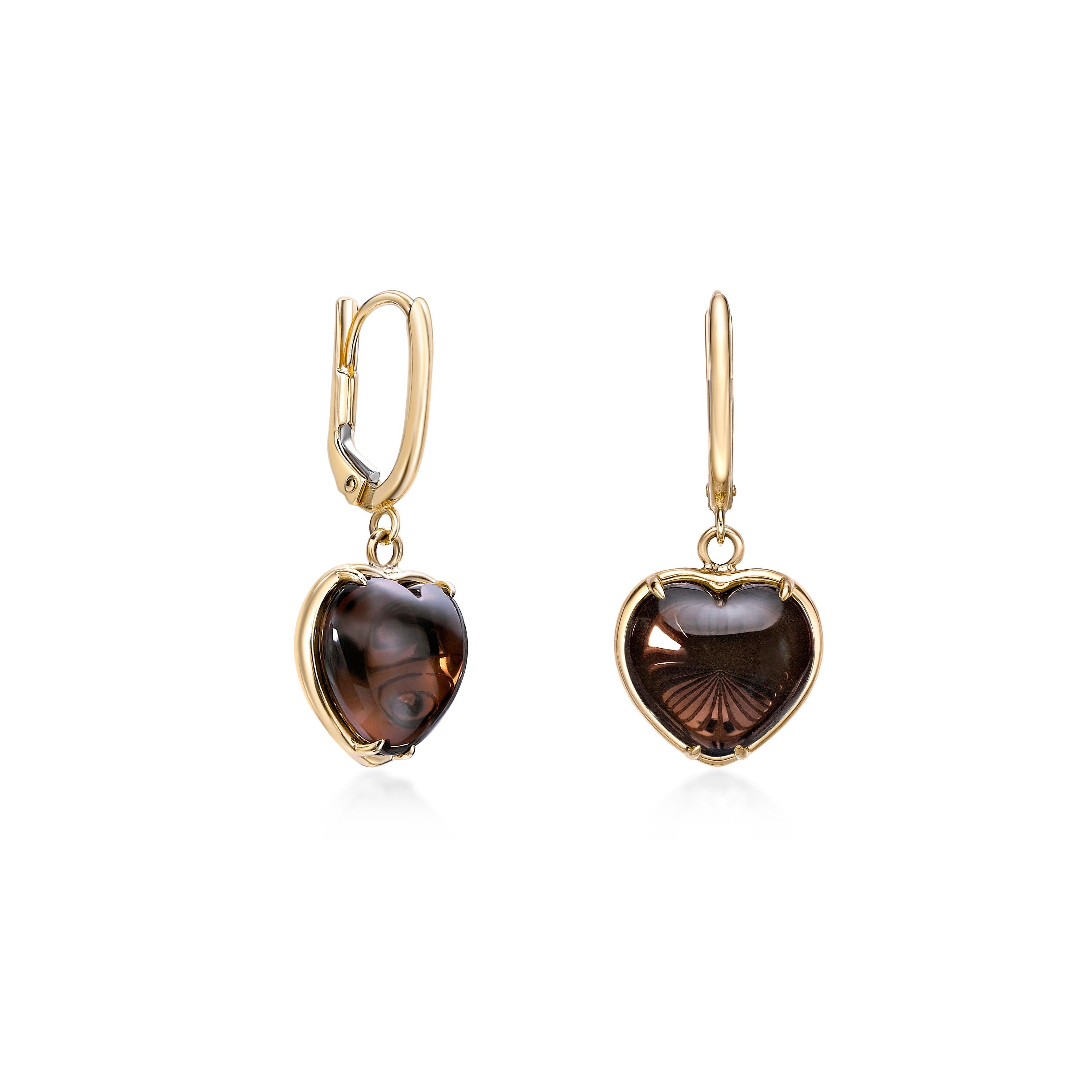 Eleganti e romantici, questi orecchini presentano cabochon di quarzo fumé a forma di cuore, incastonati in caldo oro giallo 18 carati. I toni ricchi e terrosi del quarzo contrastano splendidamente con l'oro, creando un design sofisticato e senza