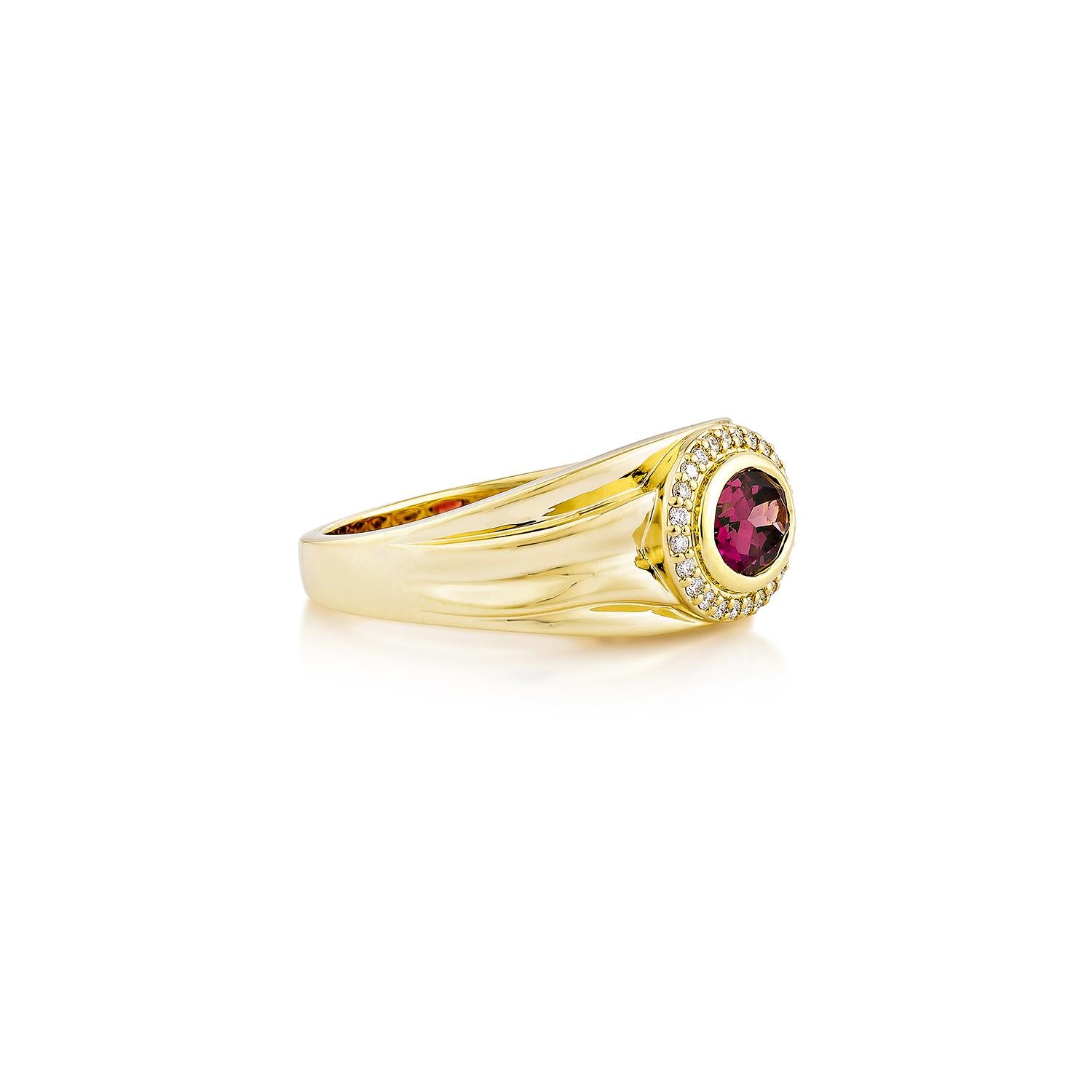 Sunita Nahata präsentiert einen eleganten Rhodolith-Fancy-Ring in ovaler Form, besetzt mit funkelnden weißen Diamanten. Dieses exquisite Stück strahlt Anmut und Eleganz aus und eignet sich sowohl für das tägliche Tragen als auch für besondere