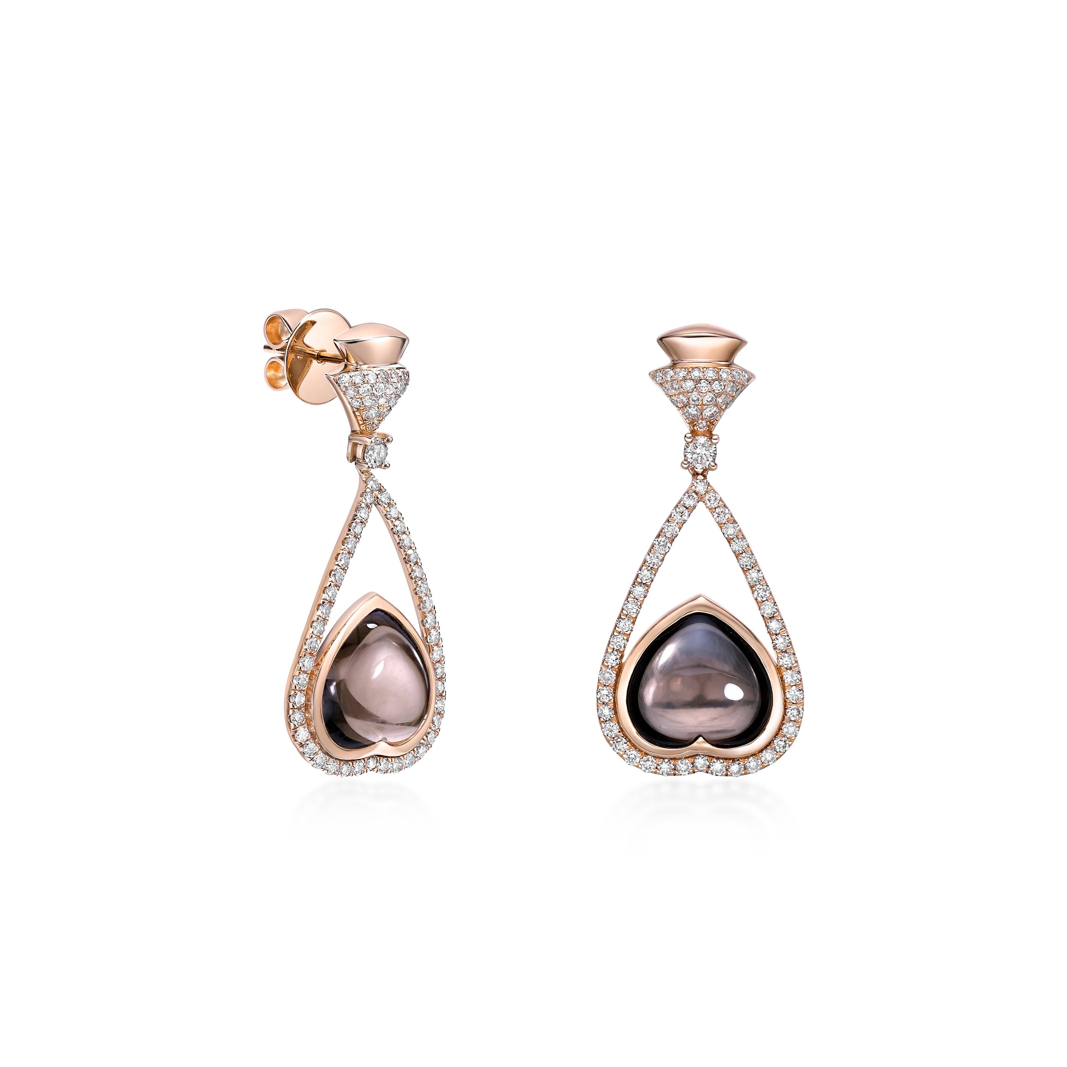 Eleganti orecchini a goccia con quarzo fumé cabochon a forma di cuore, incastonato in oro rosa 18 carati e incorniciato da diamanti incastonati in una silhouette a goccia. Un mix perfetto di raffinatezza e scintillio.
  
Orecchini a goccia di quarzo