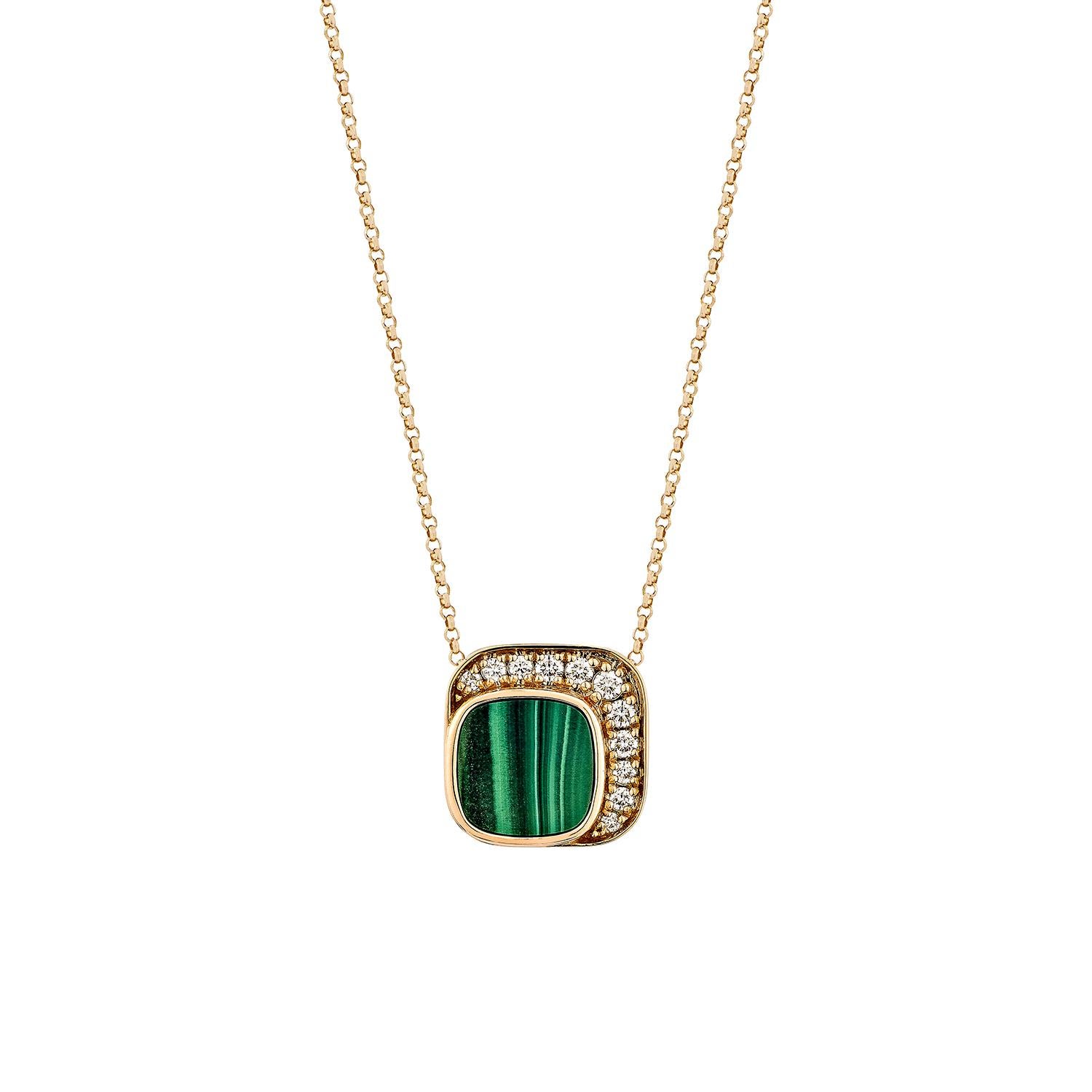 Questo ciondolo di malachite è un pezzo straordinario con una gemma di malachite verde brillante a forma di cuscino incorniciata da un'aureola di diamanti scintillanti. I diamanti aggiungono una lucentezza radiosa ed esaltano la bellezza naturale