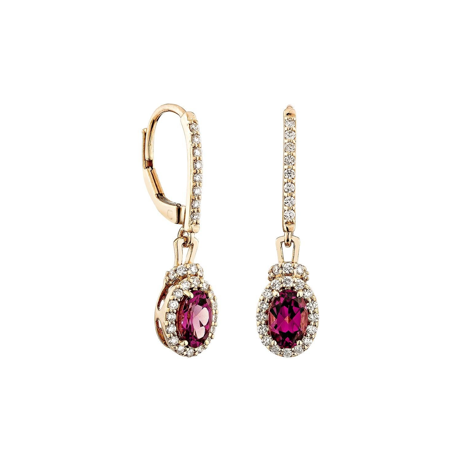 Sunita Nahata mette in mostra una squisita coppia di orecchini di rodolite tempestati di diamanti che emana grazia ed eleganza. Questa splendida coppia di orecchini in oro rosa 14 carati unisce l'eleganza classica allo stile contemporaneo,