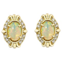 Sunita Nahata Äthiopischer Opal, 1.11 Karat. Ohrstecker aus 14KYG mit Diamanten.