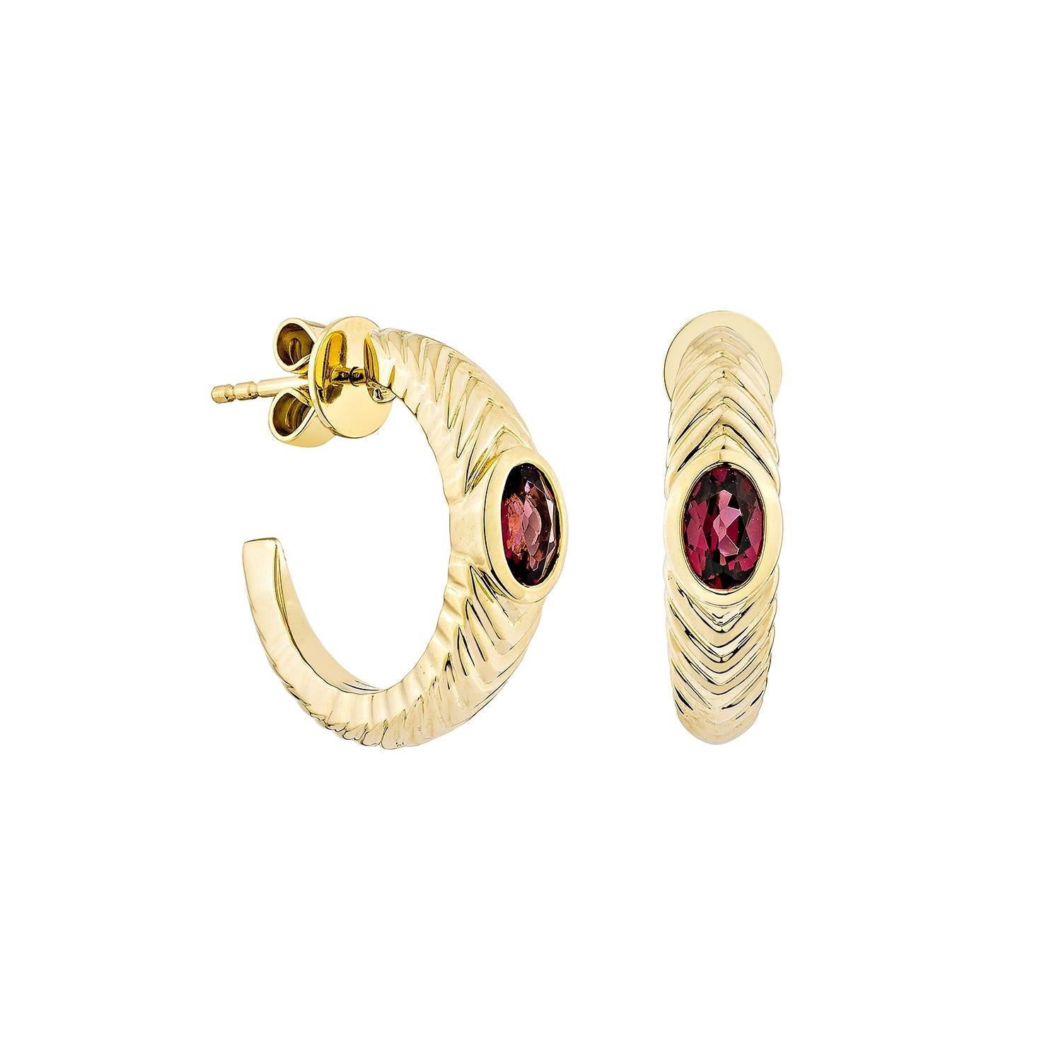 Sunita Nahata mette in mostra una squisita coppia di orecchini di rodolite tempestati di diamanti che emana grazia ed eleganza. Questa splendida coppia di orecchini in oro giallo 18 carati unisce l'eleganza classica allo stile contemporaneo,
