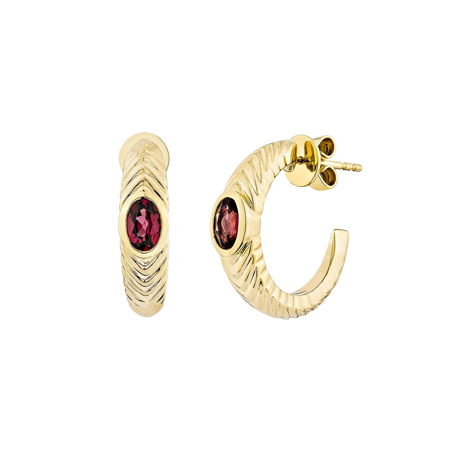 Taglio ovale Sunita Nahata Rodolite 1.11ct. Orecchino a goccia in oro giallo 18 carati. in vendita