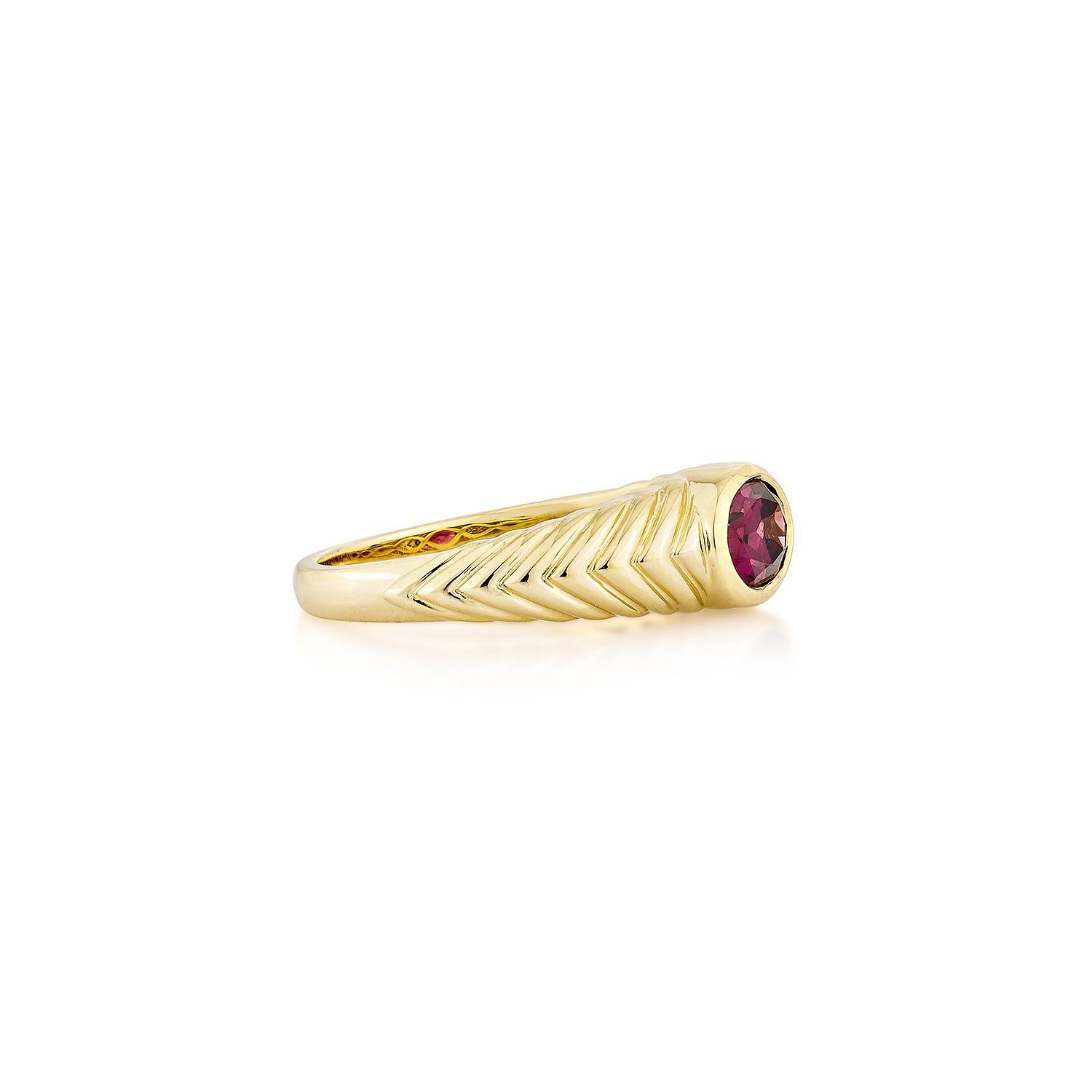 Sunita Nahata présente une élégante bague fantaisie en rhodolite de forme ovale. Cette pièce exquise respire la grâce et l'élégance, ce qui la rend parfaite pour un usage quotidien comme pour les grandes occasions. Collectional en or jaune 18