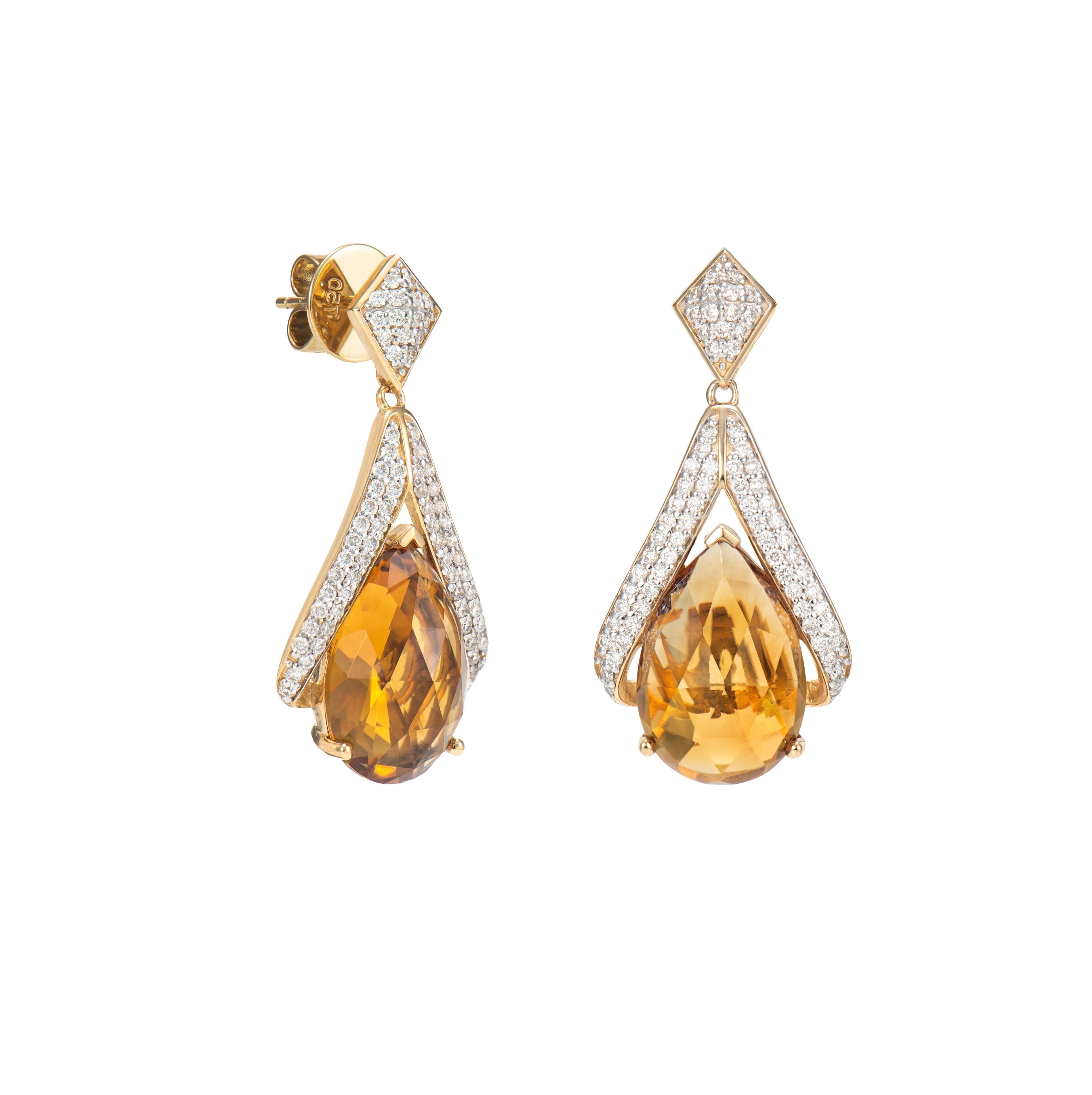 Glamorous Gemstones - Sunita Nahata a commencé sa carrière en tant que négociante en pierres précieuses, et cette collection particulière reflète son amour pour les pierres précieuses multicolores. Sunita Nahata a créé une collection de boucles