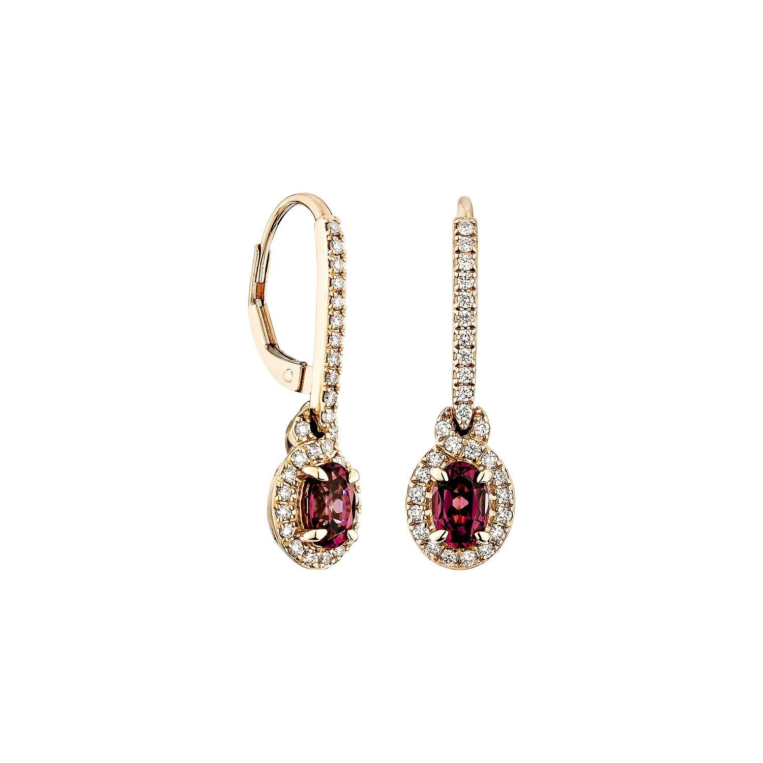 Sunita Nahata mette in mostra una squisita coppia di orecchini di rodolite tempestati di diamanti che emana grazia ed eleganza. Questa splendida coppia di orecchini in oro rosa 14 carati unisce l'eleganza classica allo stile contemporaneo,
