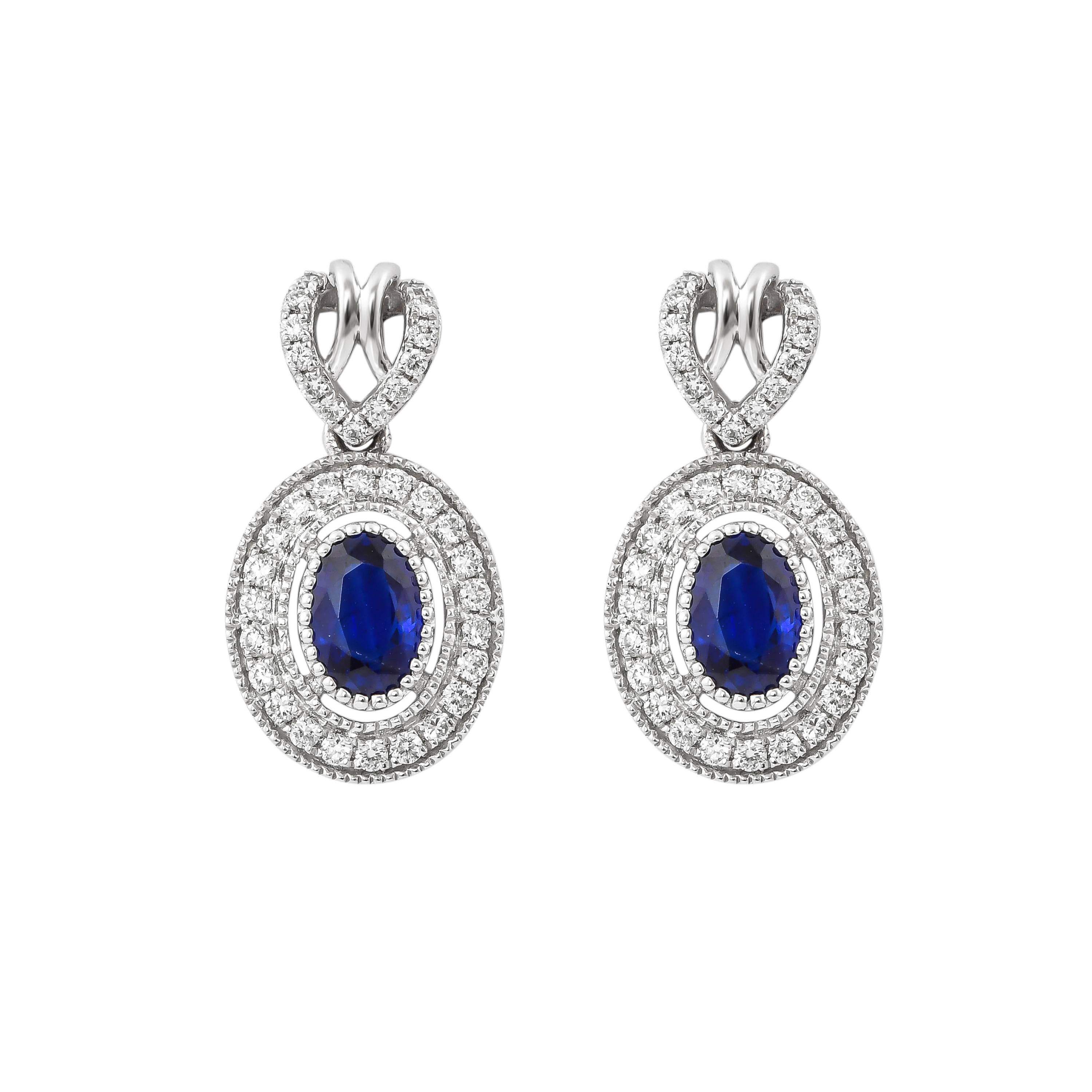 Rehaussez votre collection de bijoux avec ces exquises boucles d'oreilles en saphir bleu, réalisées de manière experte en or blanc 18 carats. Mettant en vedette des saphirs bleus brillants qui exhalent une teinte riche et profonde, chaque pierre est