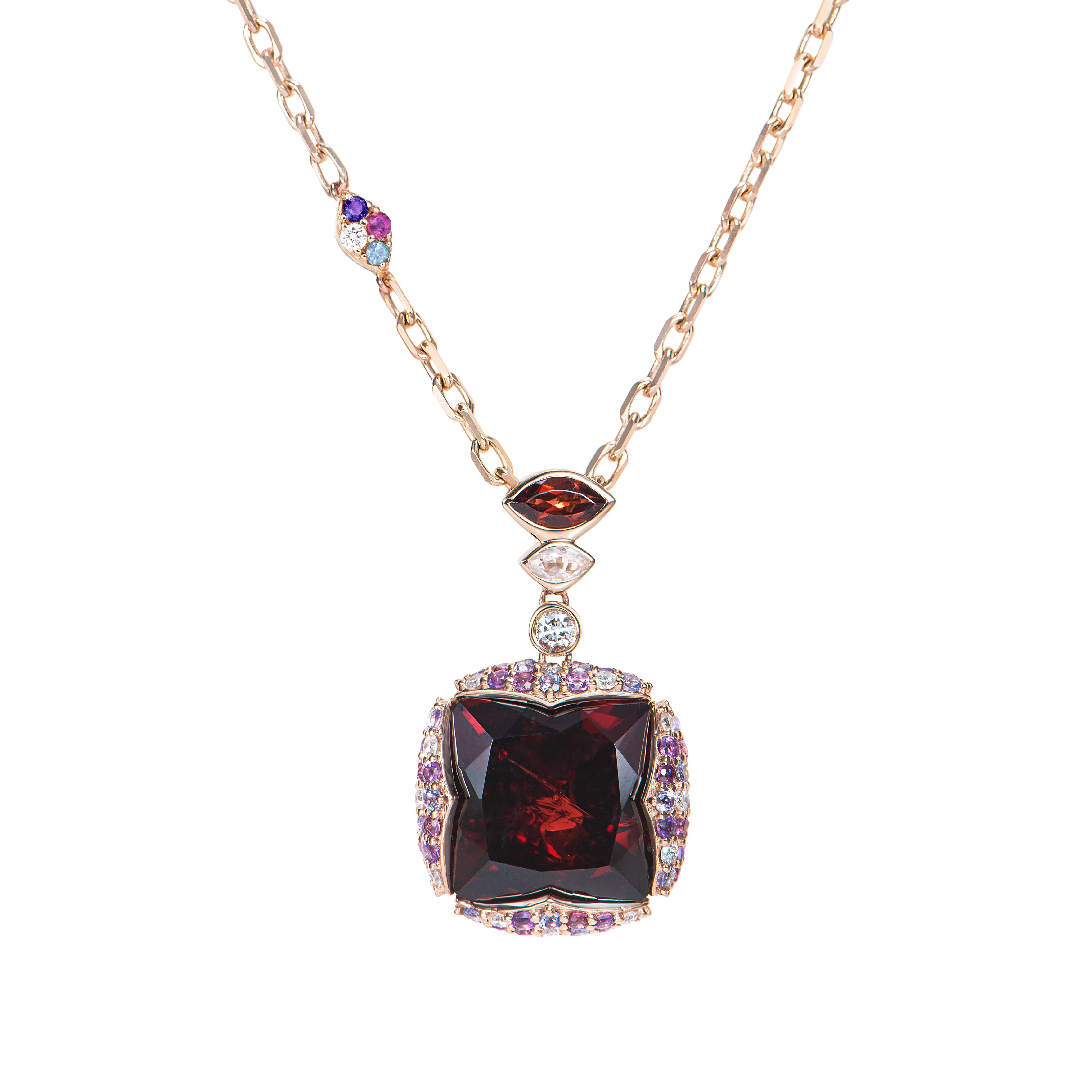 Pietre preziose - Sunita Nahata ha iniziato la sua carriera come commerciante di pietre preziose e questa particolare collezione riflette il suo amore per le pietre semipreziose multicolori. I pezzi di questa collezione sono curati esclusivamente da
