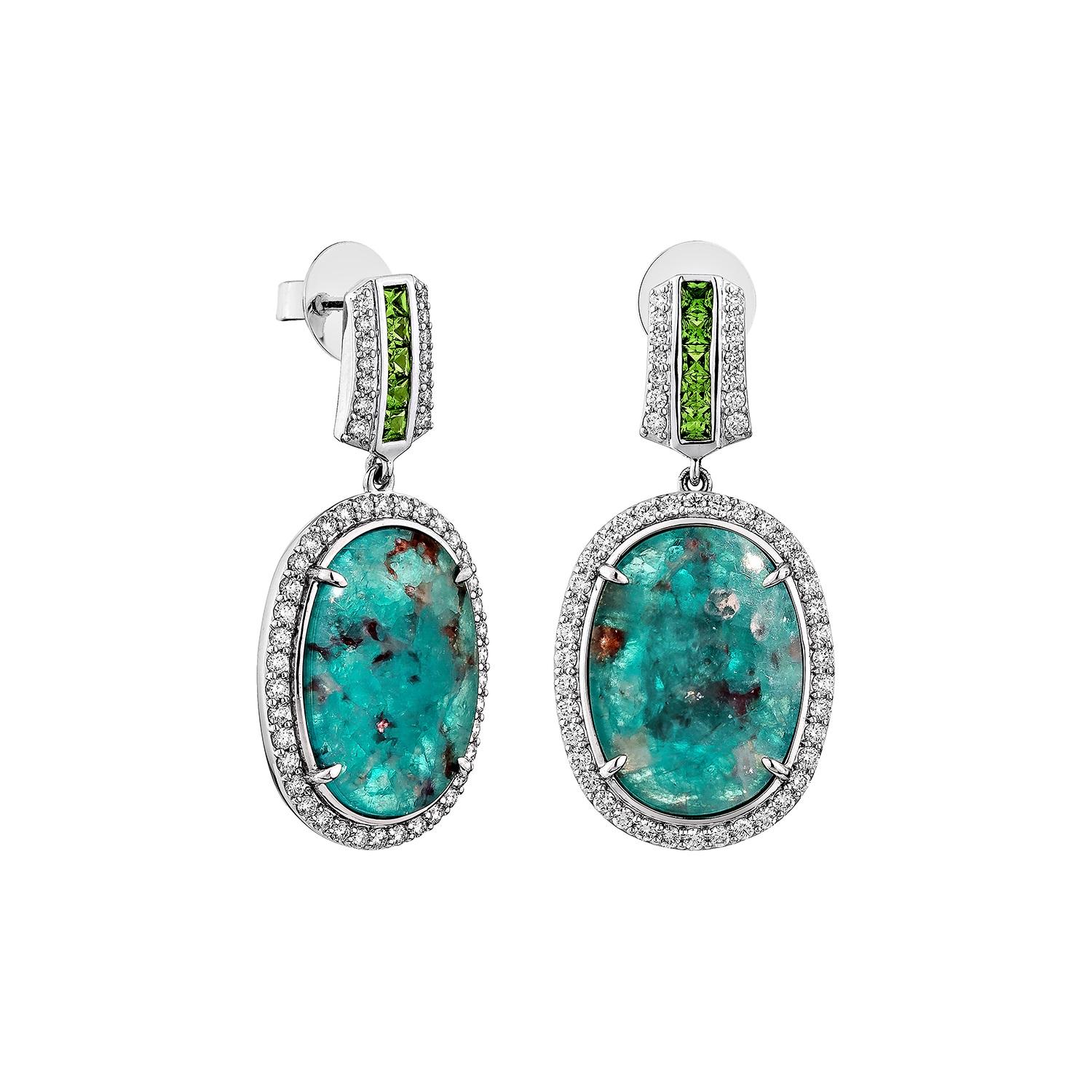 Un'accattivante dichiarazione di orecchini a goccia con una squisita tormalina Paraiba al centro, famosa per la sua vivida tonalità oceanica e le sue inclusioni naturali uniche. Racchiuso in una scintillante aureola di diamanti a taglio brillante,