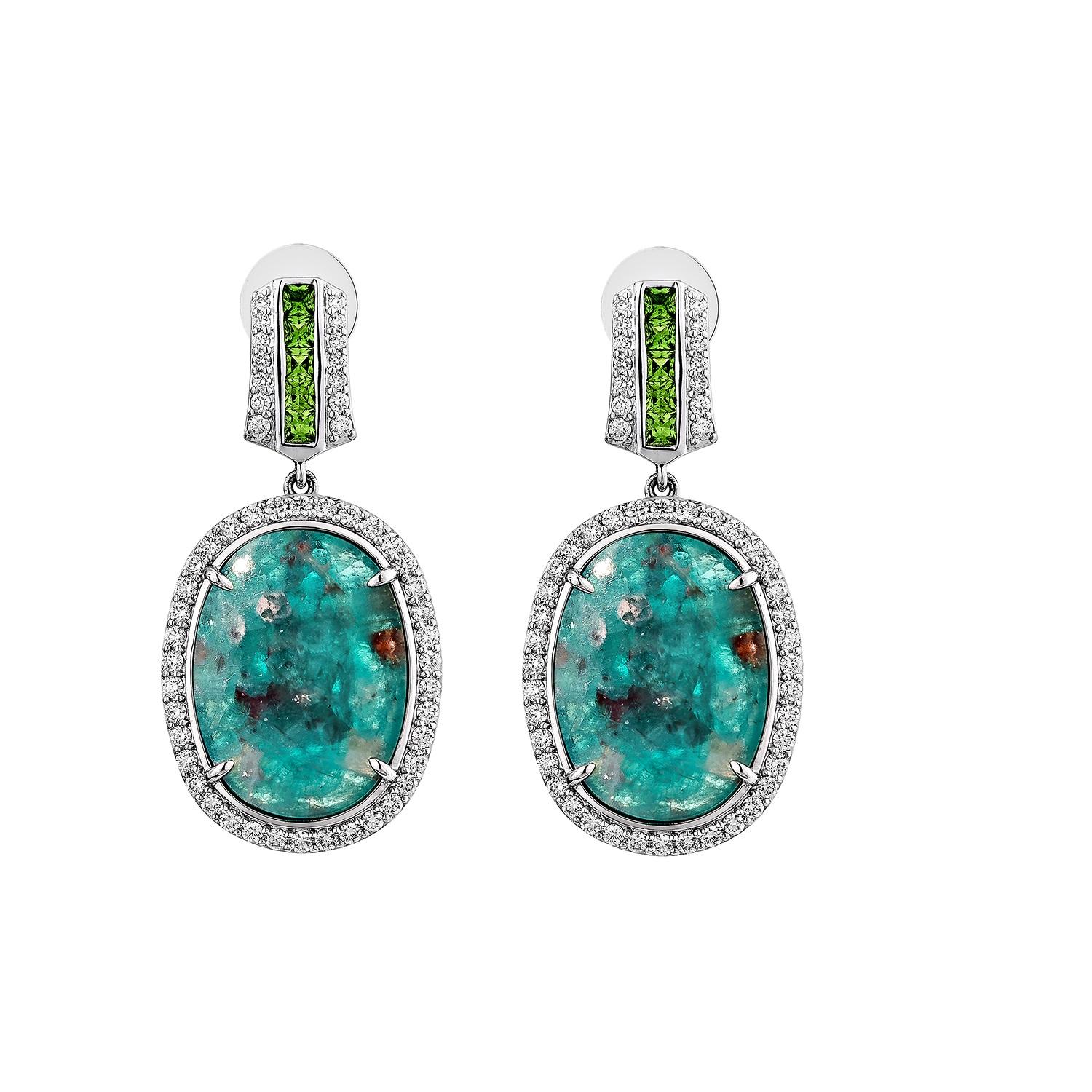 Contemporaneo Sunita Nahata Paraiba 13.32ct. Orecchini in 18KWG con tsavorite e diamante. in vendita