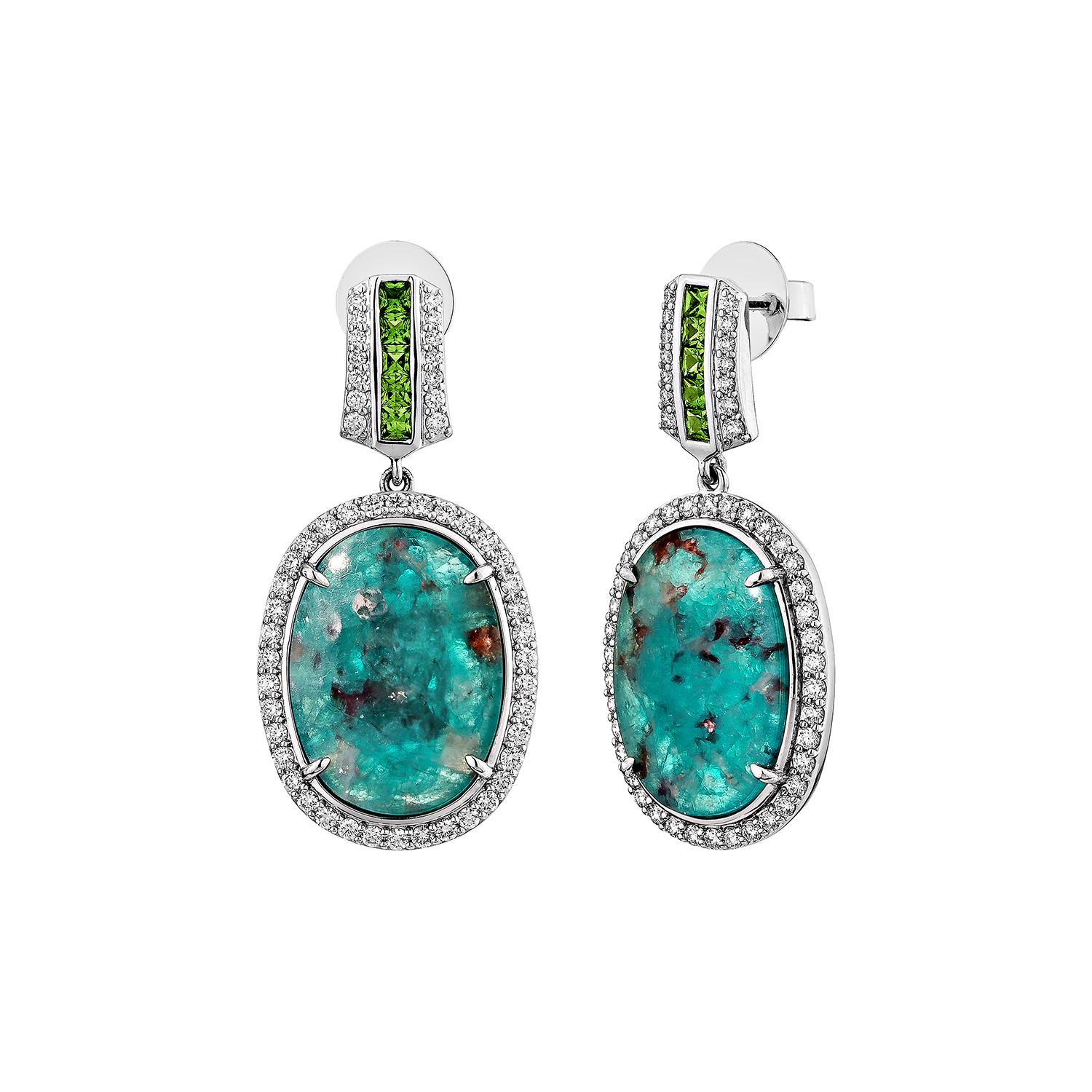 Taglio ovale Sunita Nahata Paraiba 13.32ct. Orecchini in 18KWG con tsavorite e diamante. in vendita