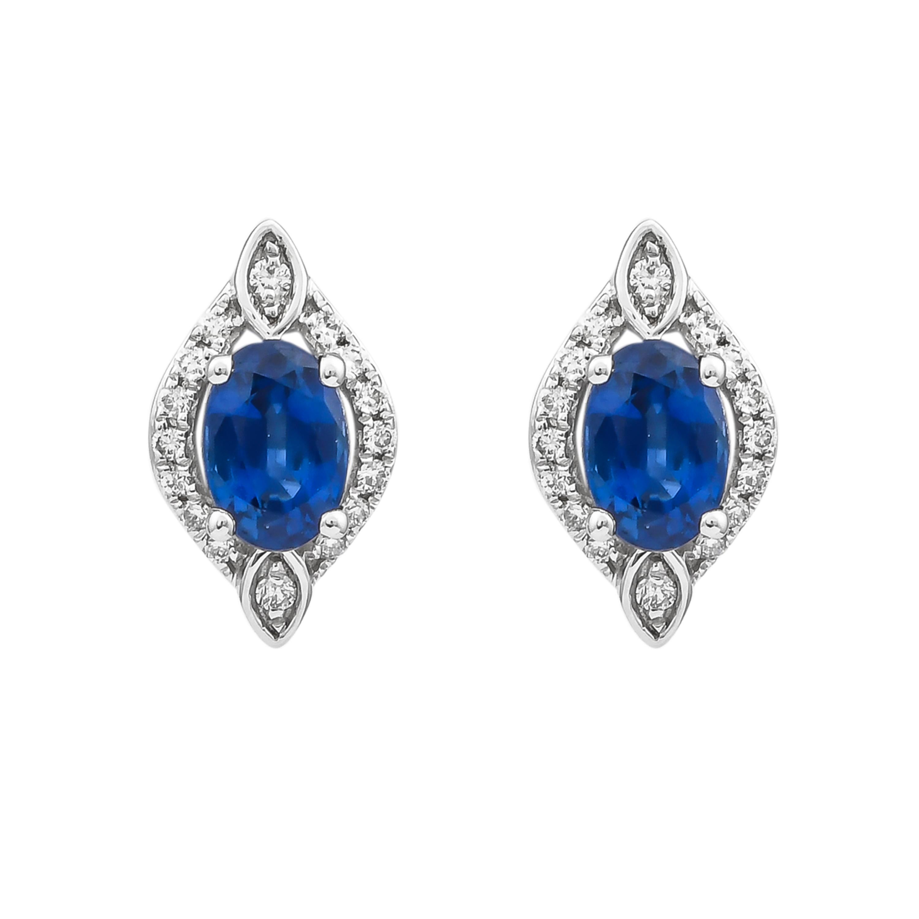 Rehaussez votre collection de bijoux avec ces exquises boucles d'oreilles en saphir bleu, réalisées de manière experte en or blanc 18 carats. Mettant en vedette des saphirs bleus brillants qui exhalent une teinte riche et profonde, chaque pierre est