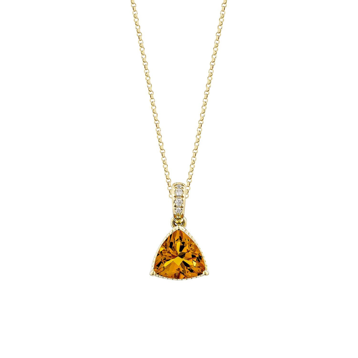 Un radioso ciondolo a forma di trilione di citrino incastonato in oro giallo 14K e impreziosito da diamanti bianchi. La vibrante tonalità dorata del citrino è splendidamente esaltata dallo scintillio dei diamanti, creando un pezzo di grande effetto