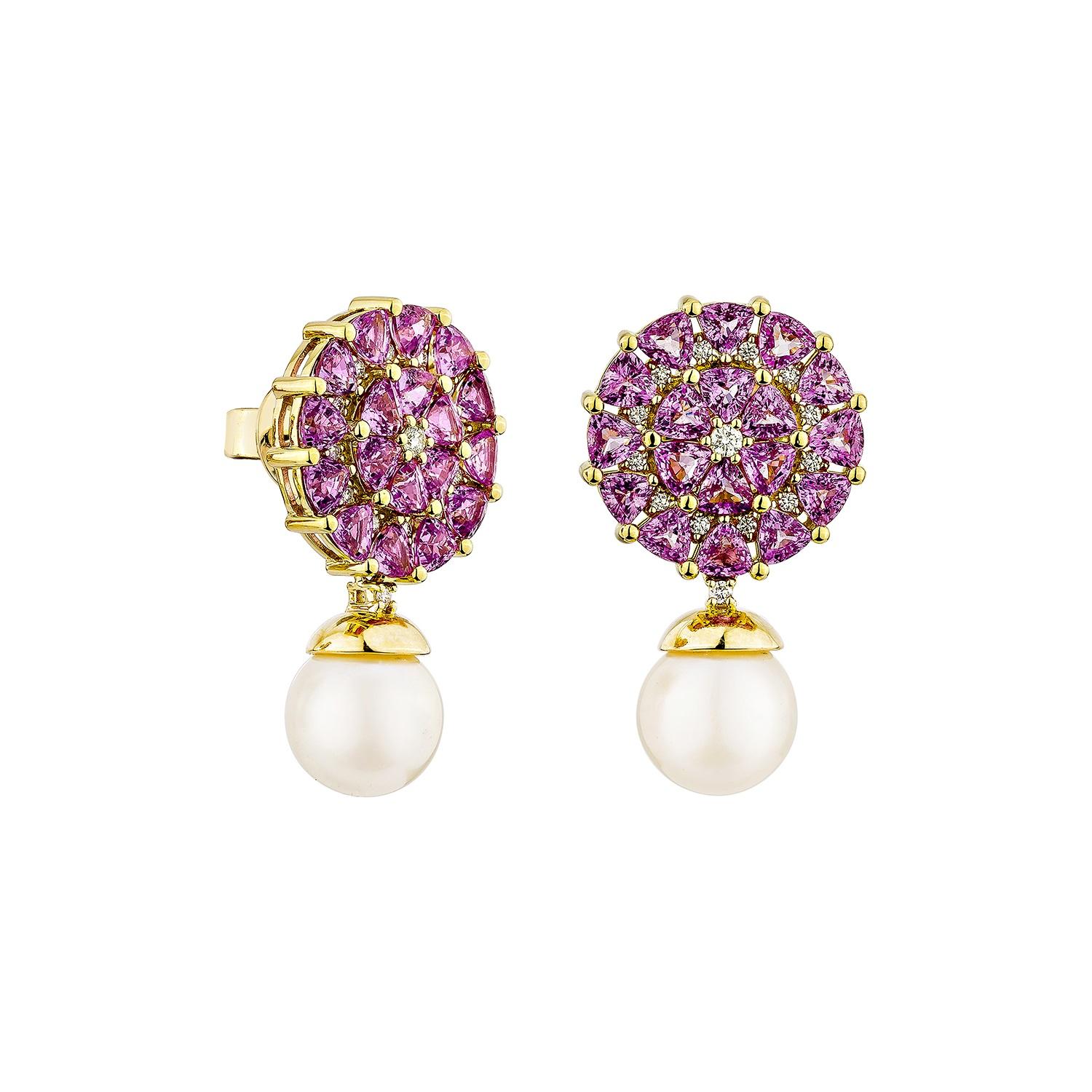 Presenta una squisita coppia di perle e zaffiro rosa che combina perfettamente fascino e raffinatezza. L'opulento oro giallo da 18 carati crea questa splendida combinazione, con perle bianche e lucide squisitamente abbinate a un vivace zaffiro rosa.