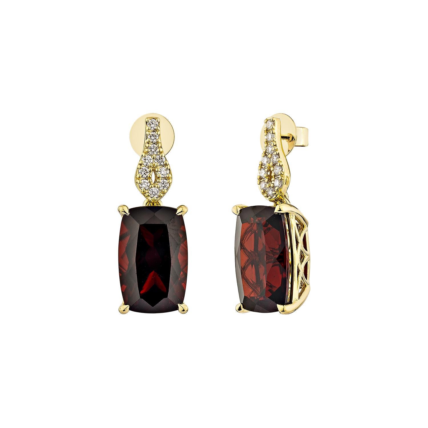 Sunita Nahata Granate rojo 15.30ct. Pendientes en 18KYG con Diamante. Corte cojín en venta