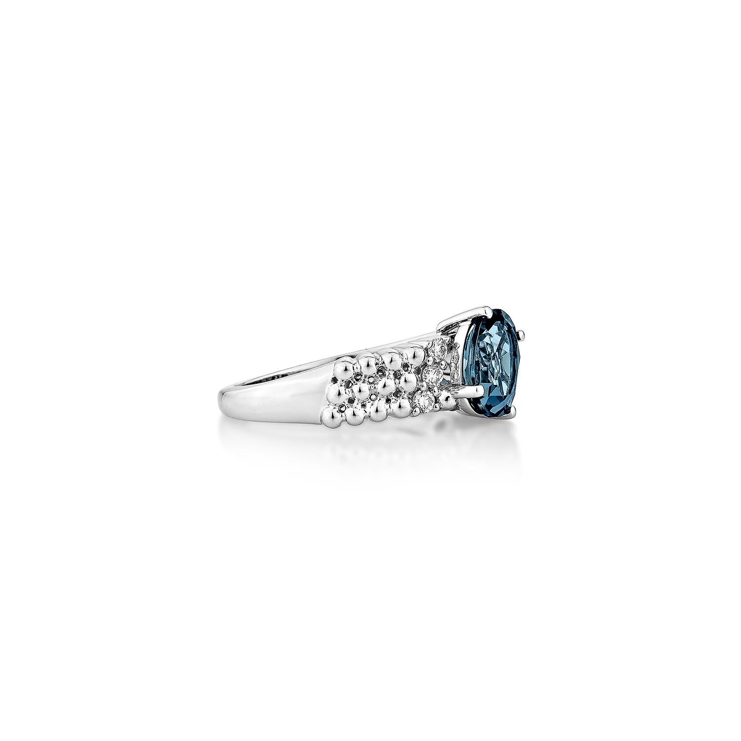 Ein raffinierter Londoner Blautopas-Fancy-Ring aus 14 Karat Weißgold, elegant akzentuiert mit schimmernden Diamanten für ein zeitloses und raffiniertes Aussehen.
  
Londoner Blautopas Fancy Ring in 14KWG mit Diamant.

Londoner Blautopas: 1,56 Karat,