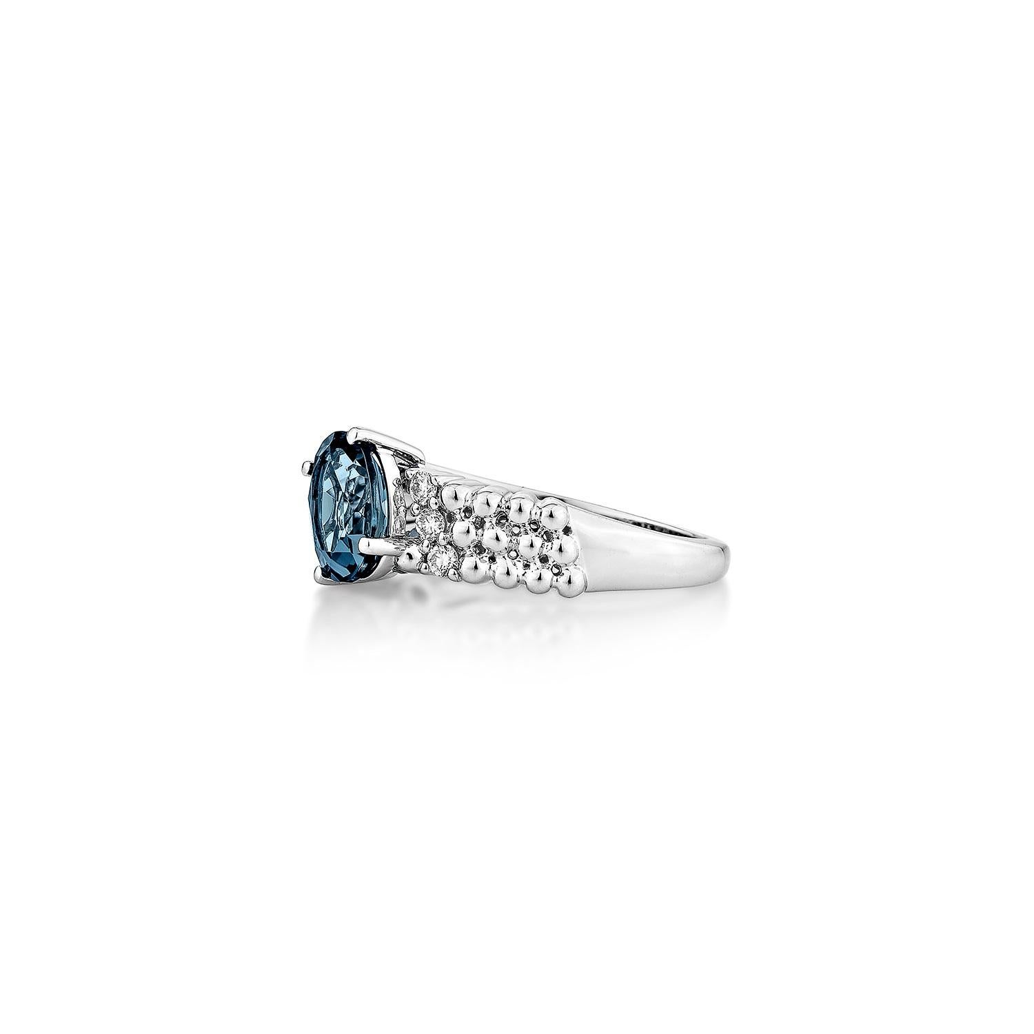 Sunita Nahata London Blauer Topas 1.56 Karat. Fancy Ring in 14KWG mit Diamant. (Ovalschliff) im Angebot