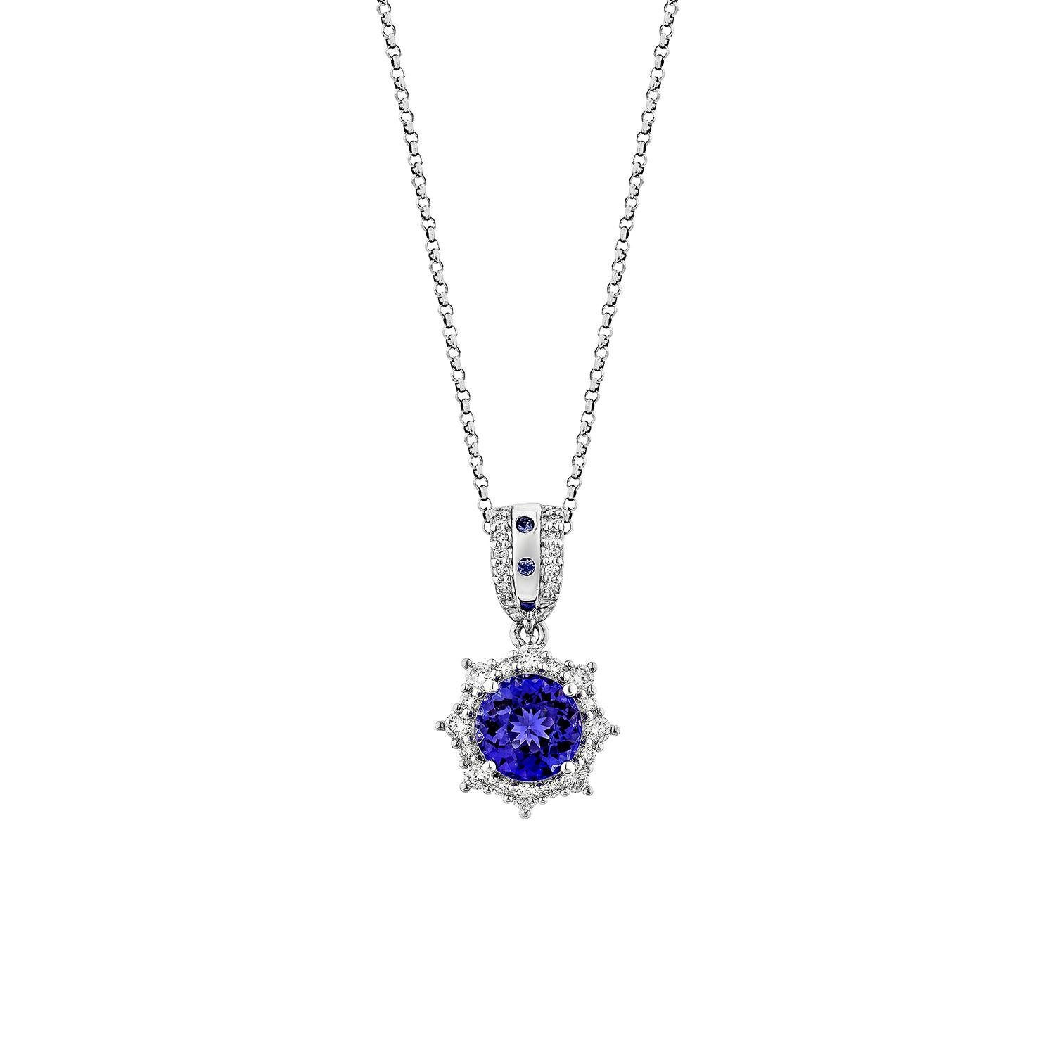 Questa collezione presenta una selezione delle più stuzzicanti tanzaniti. Un design unico con diamanti rotondi. Le ricche sfumature blu-viola di questa pietra preziosa con zaffiro blu e diamanti incastonati nell'oro bianco danno vita a un look ricco
