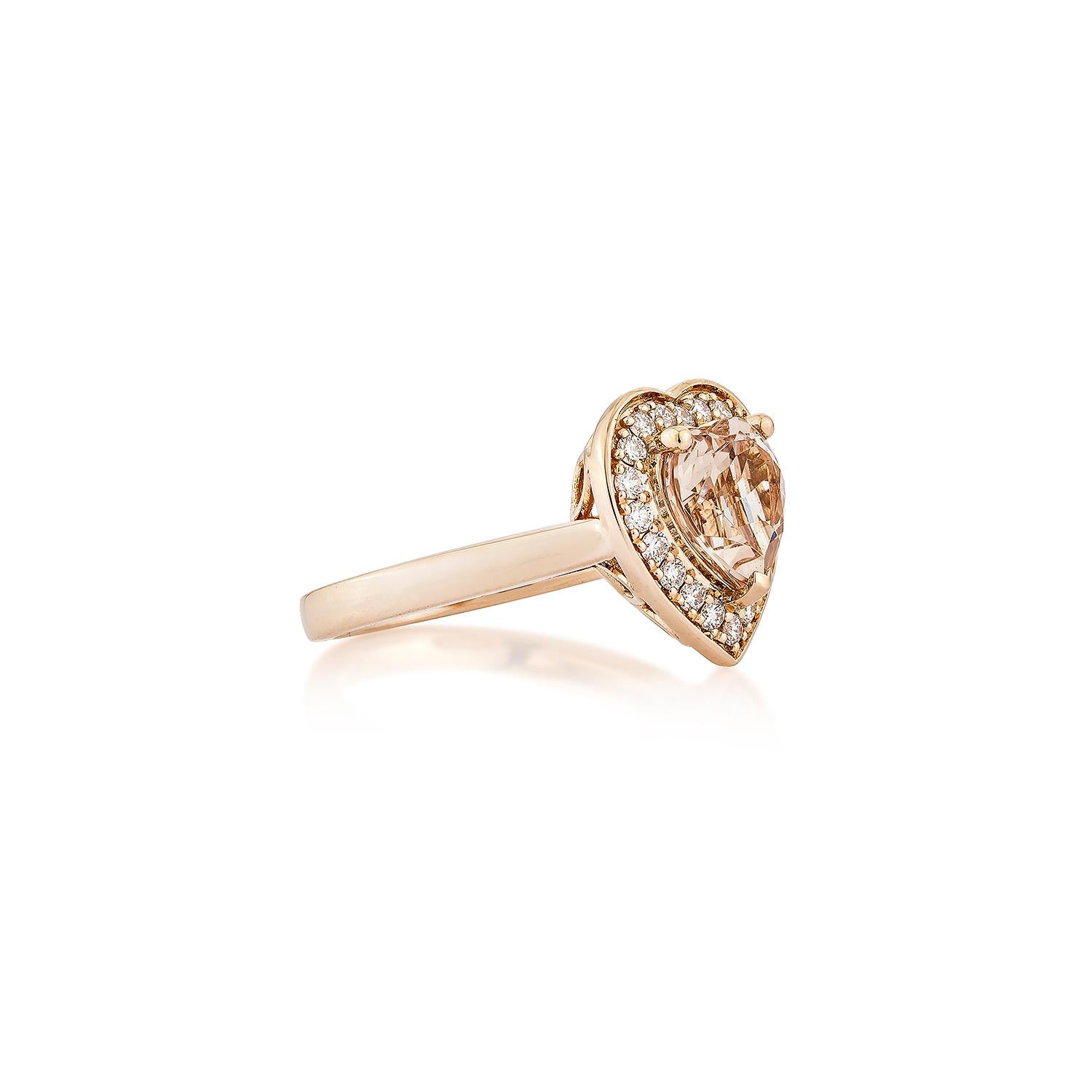 Diese Kollektion umfasst eine Reihe von Morganiten, die als Symbol für Liebe und Beziehungen gelten und daher eine ausgezeichnete Wahl für eine Vielzahl von Anwendungen sind. Der mit einem weißen Diamanten besetzte Ring ist aus Roségold gefertigt