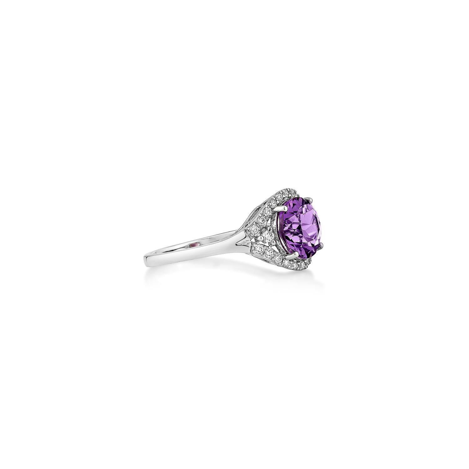 Uno splendido anello fantasia con ametista di forma rotonda incastonata in oro bianco 14K, completato da scintillanti diamanti bianchi. La ricca ametista viola è splendidamente incorniciata dai diamanti, creando un pezzo elegante e
