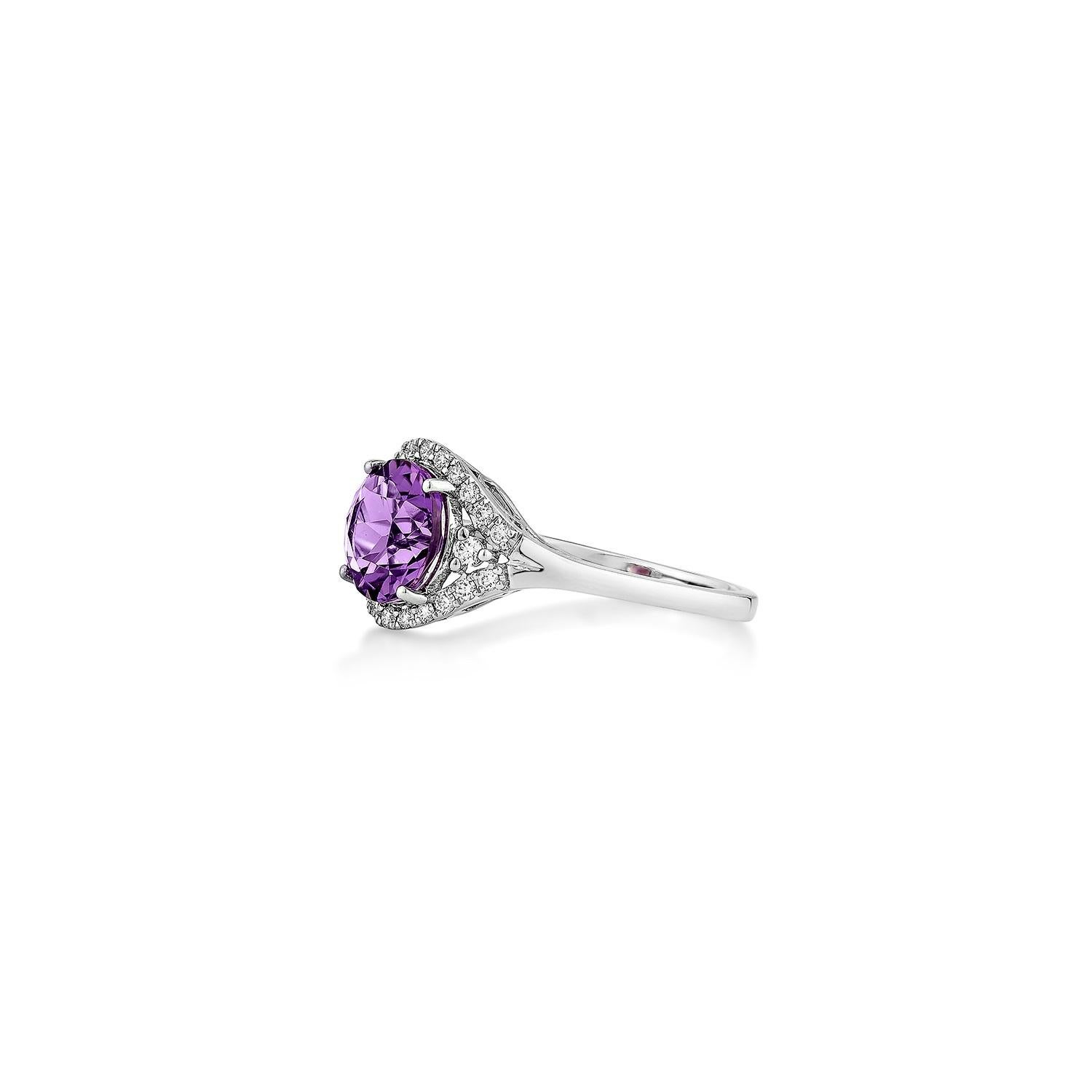 Taglio rotondo Sunita Nahata Ametista 1.77ct. Anello fantasia in 14KWG con diamante Whiting. in vendita