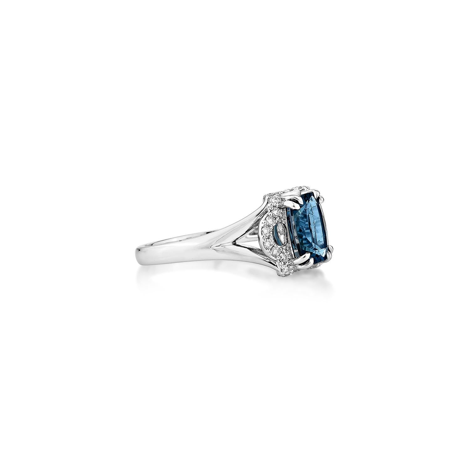 Ein raffinierter Londoner Blautopas-Fancy-Ring aus 14 Karat Weißgold, elegant akzentuiert mit schimmernden Diamanten für ein zeitloses und raffiniertes Aussehen.
  
Londoner Blautopas Fancy Ring in 14KWG mit Diamant.

Londoner Blautopas: 1,77 Karat,
