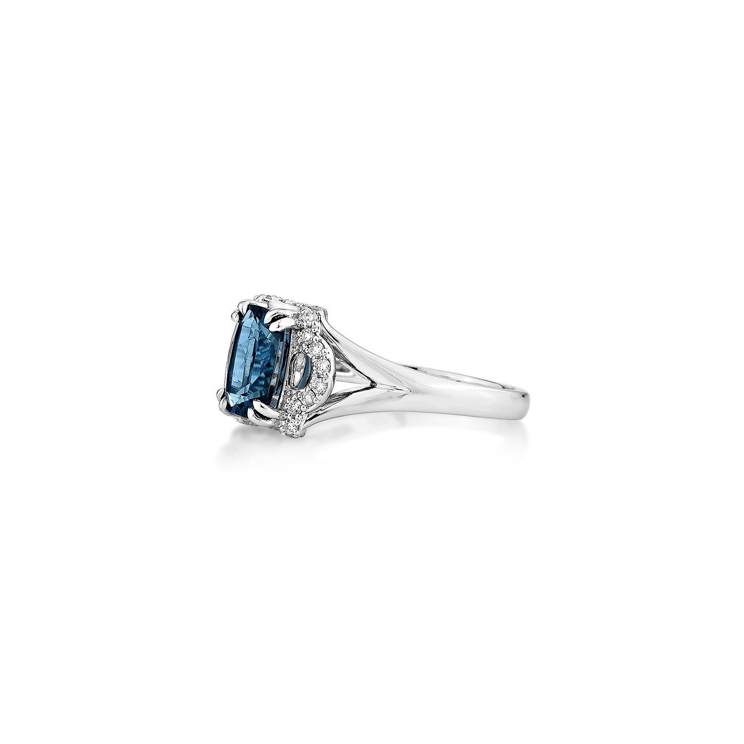Sunita Nahata London Blauer Topas 1.77 Karat. Fancy Ring in 14KWG mit Diamant. (Kissenschliff) im Angebot