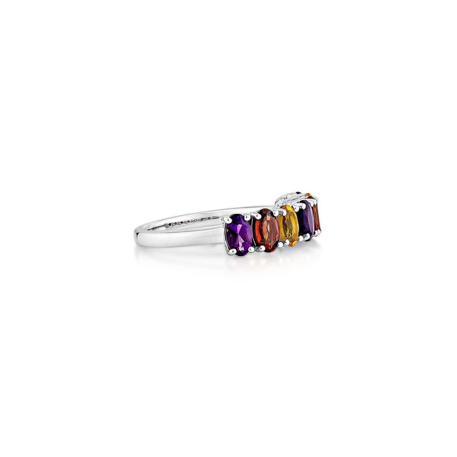 Un vibrante anello fantasia di forma ovale con gemme di ametista, citrino e granato incastonate in oro bianco 14 carati. Questo pezzo colorato emana eleganza e fascino, perfetto per aggiungere un tocco audace a qualsiasi look.
  
Anello con