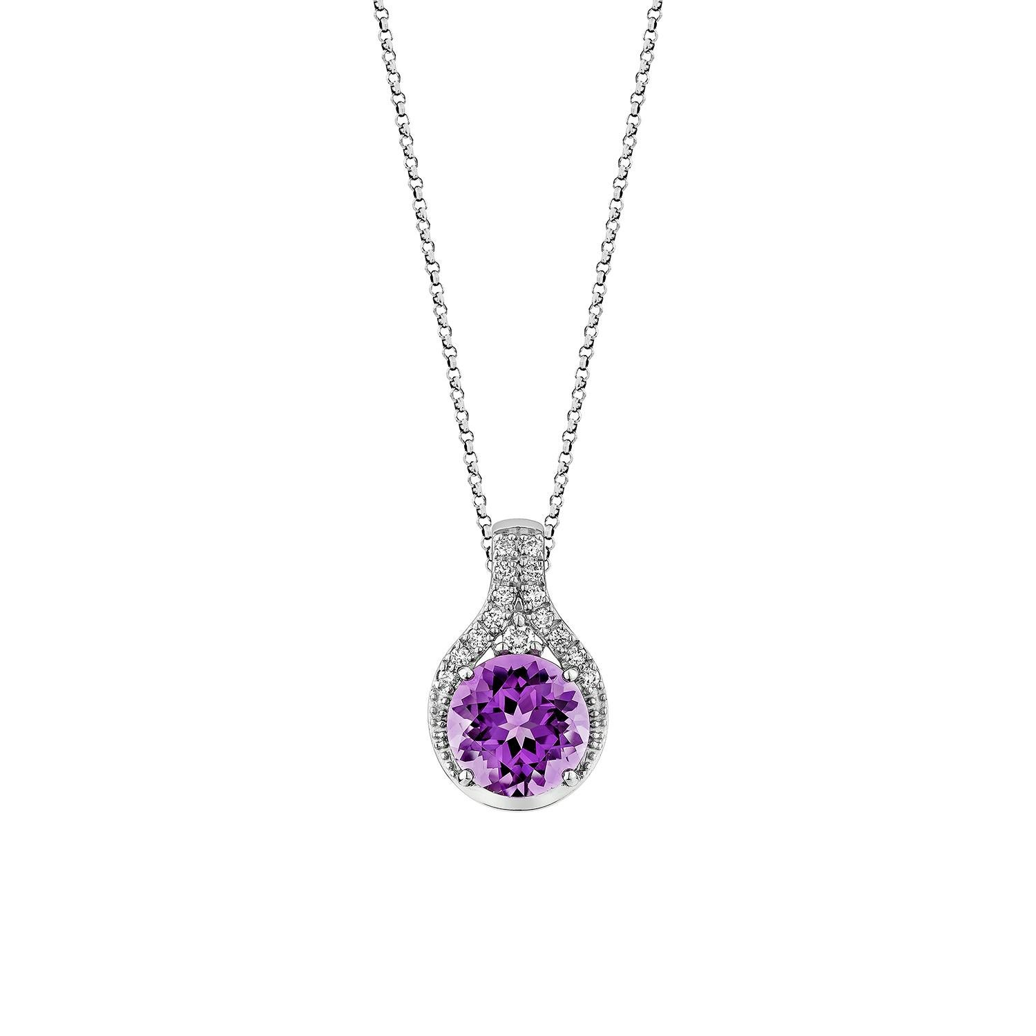 Splendido pendente a forma di ametista rotonda in oro bianco 14K, impreziosito da diamanti scintillanti per un tocco di eleganza senza tempo e un fascino vibrante.

Ciondolo con ametista in oro bianco 14 carati e diamanti.

Ametista: 1,80 carati,