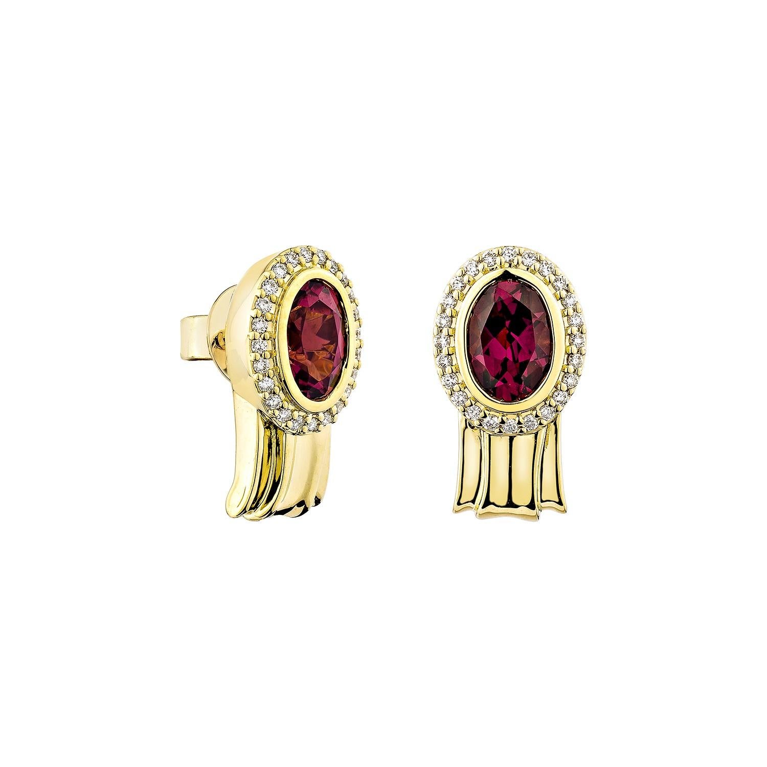 Sunita Nahata mette in mostra una squisita coppia di orecchini di rodolite tempestati di diamanti che emana grazia ed eleganza. Questa splendida coppia di orecchini in oro giallo 18 carati unisce l'eleganza classica allo stile contemporaneo,